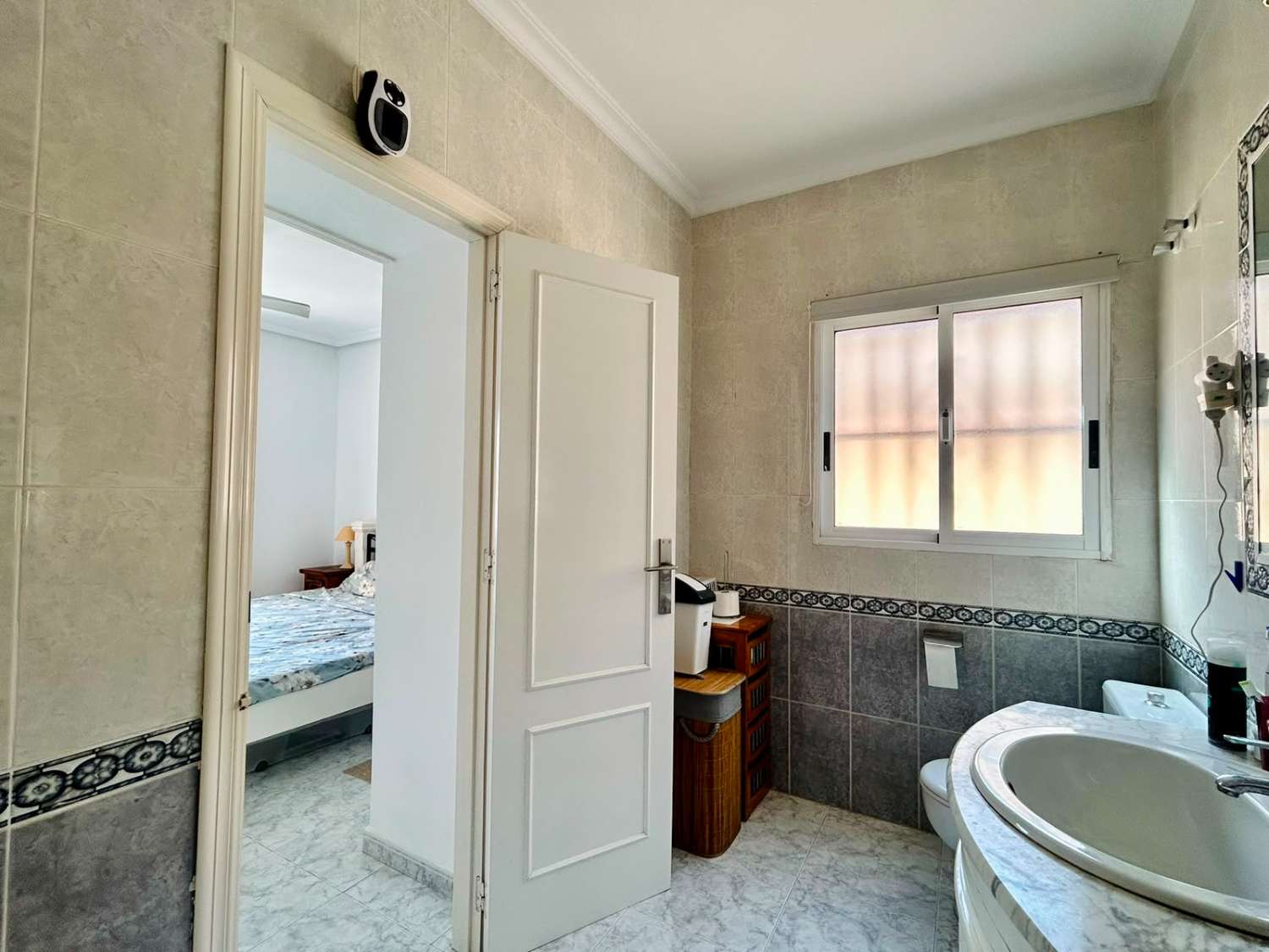 VILLA CON AMPLIO JARDÍN PRIVADO Y PISCINA COMUNITARIA EN SAN LUIS, TORREVIEJA