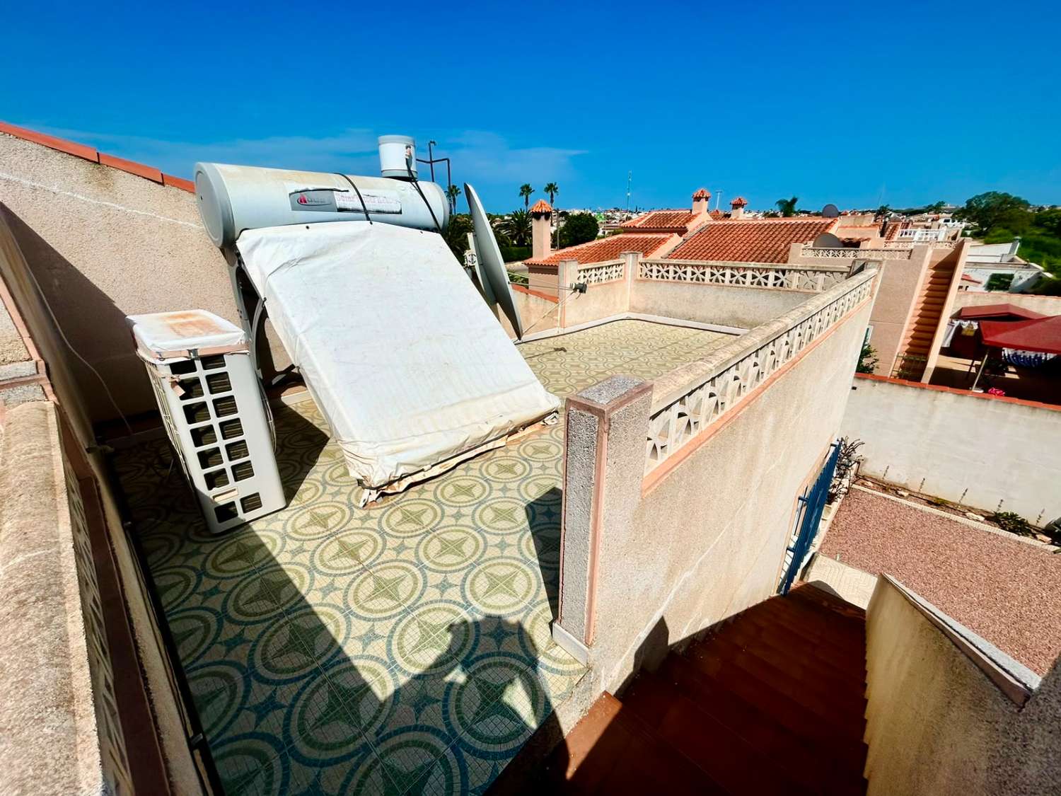 VILLA CON AMPLIO JARDÍN PRIVADO Y PISCINA COMUNITARIA EN SAN LUIS, TORREVIEJA