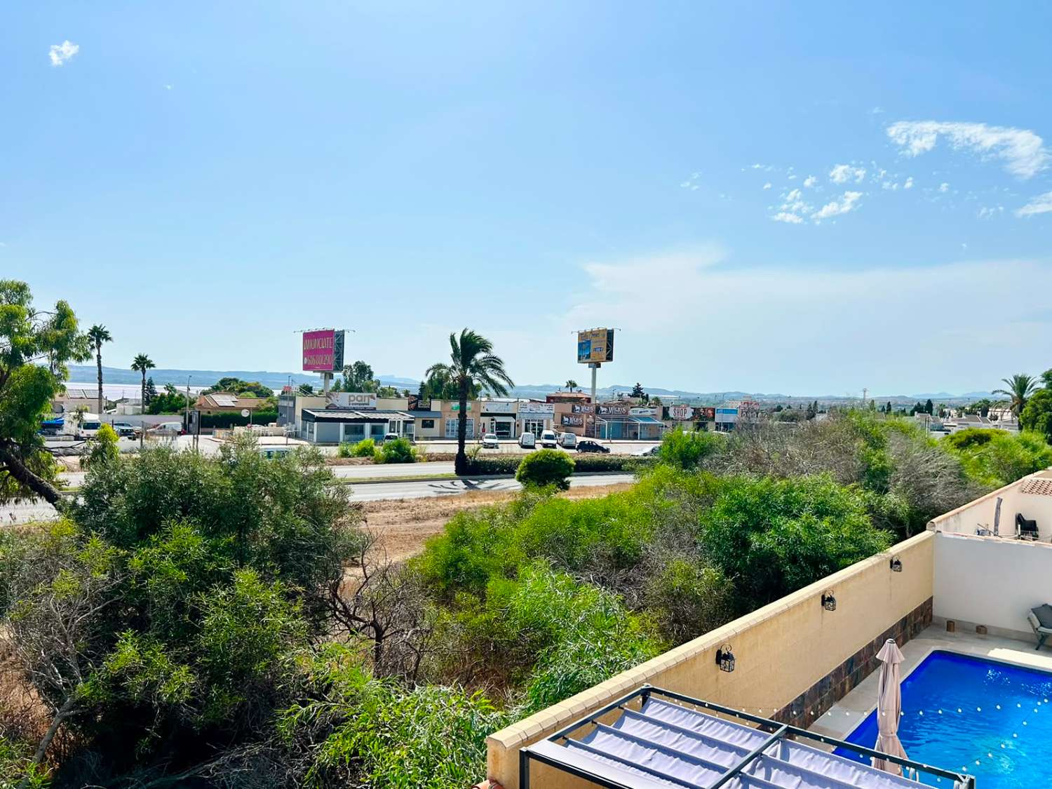 VILLA CON AMPLIO JARDÍN PRIVADO Y PISCINA COMUNITARIA EN SAN LUIS, TORREVIEJA