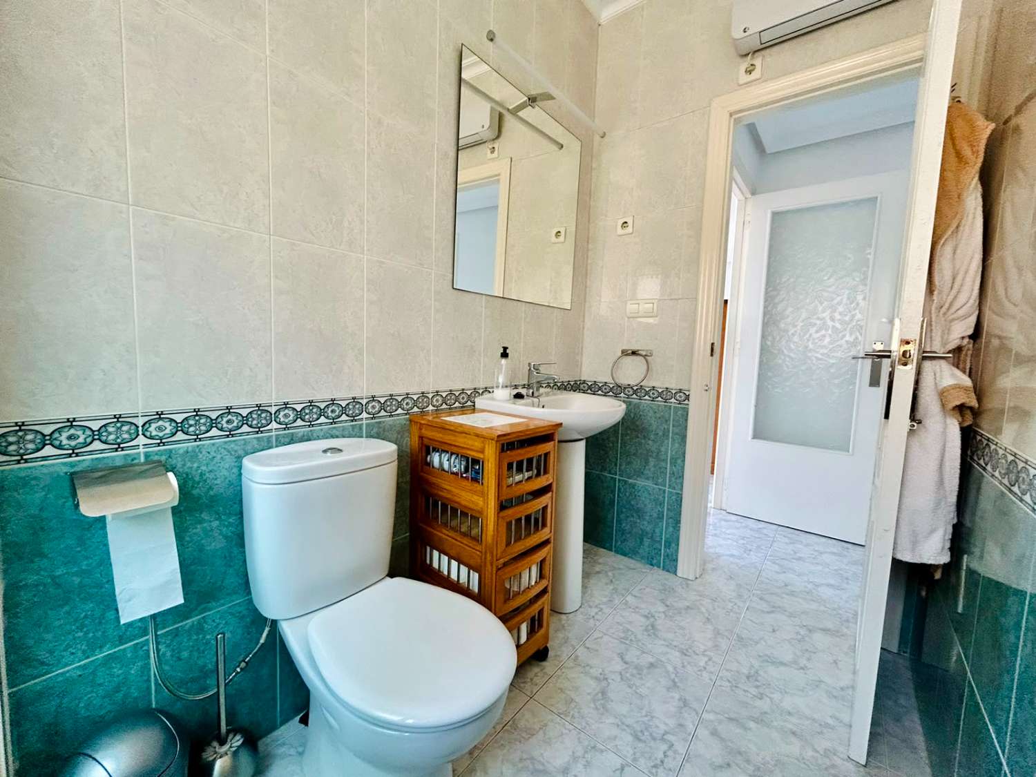 VILLA CON AMPLIO JARDÍN PRIVADO Y PISCINA COMUNITARIA EN SAN LUIS, TORREVIEJA