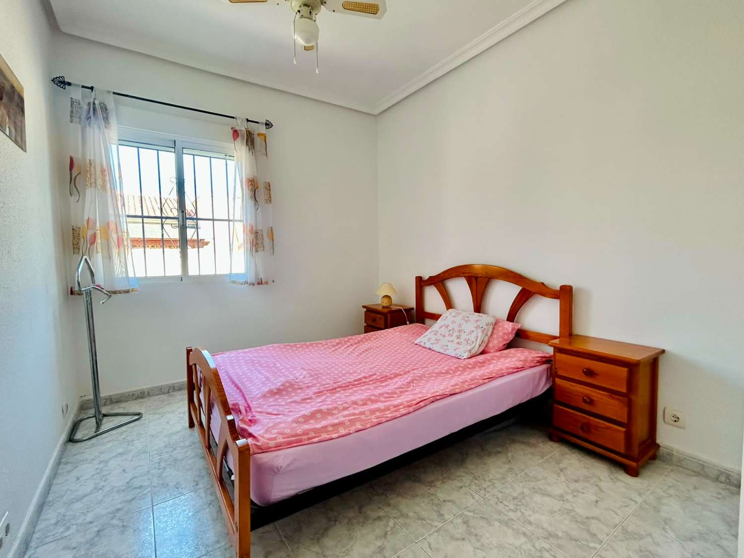 VILLA CON AMPLIO JARDÍN PRIVADO Y PISCINA COMUNITARIA EN SAN LUIS, TORREVIEJA