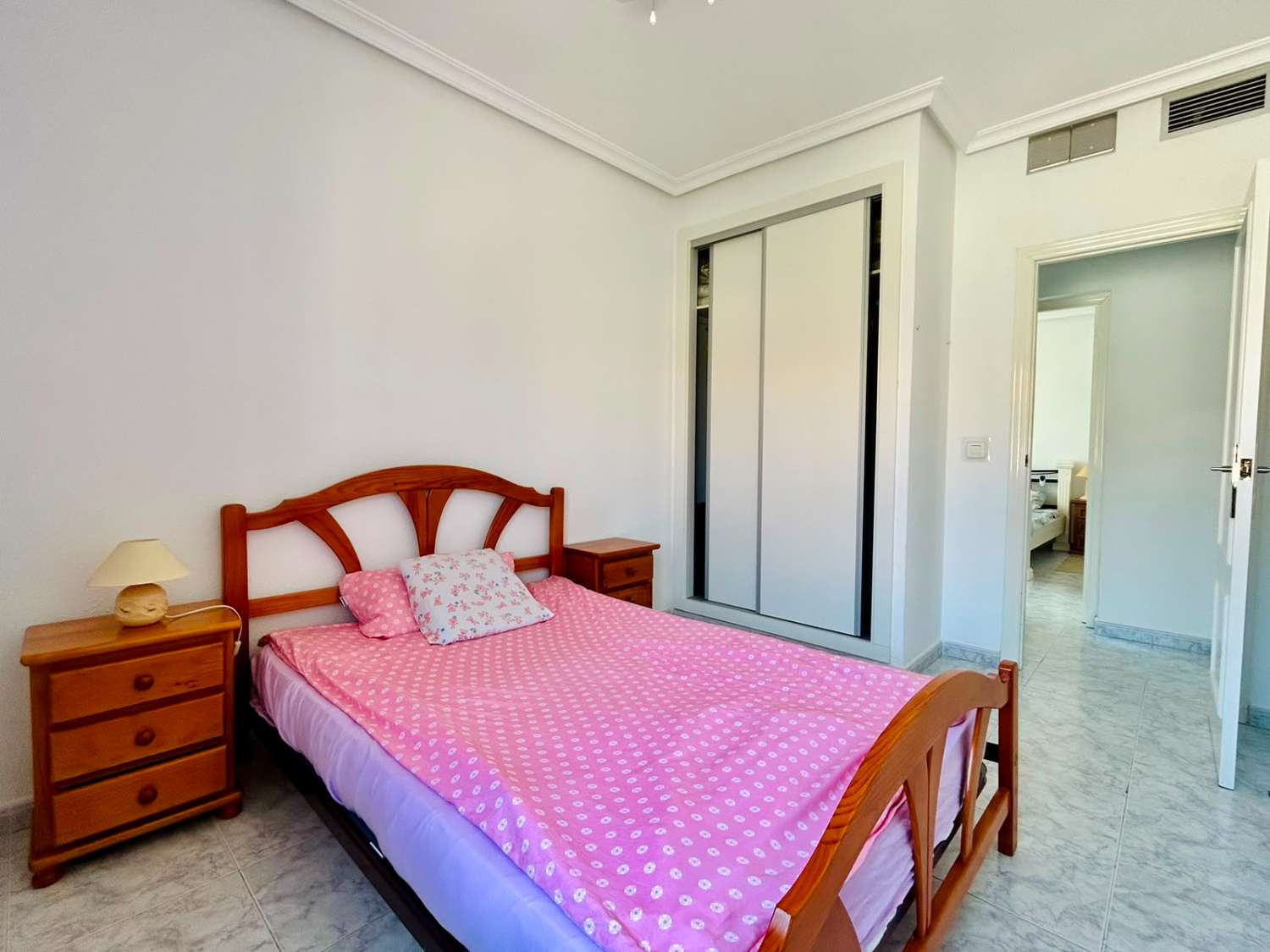 VILLA CON AMPLIO JARDÍN PRIVADO Y PISCINA COMUNITARIA EN SAN LUIS, TORREVIEJA