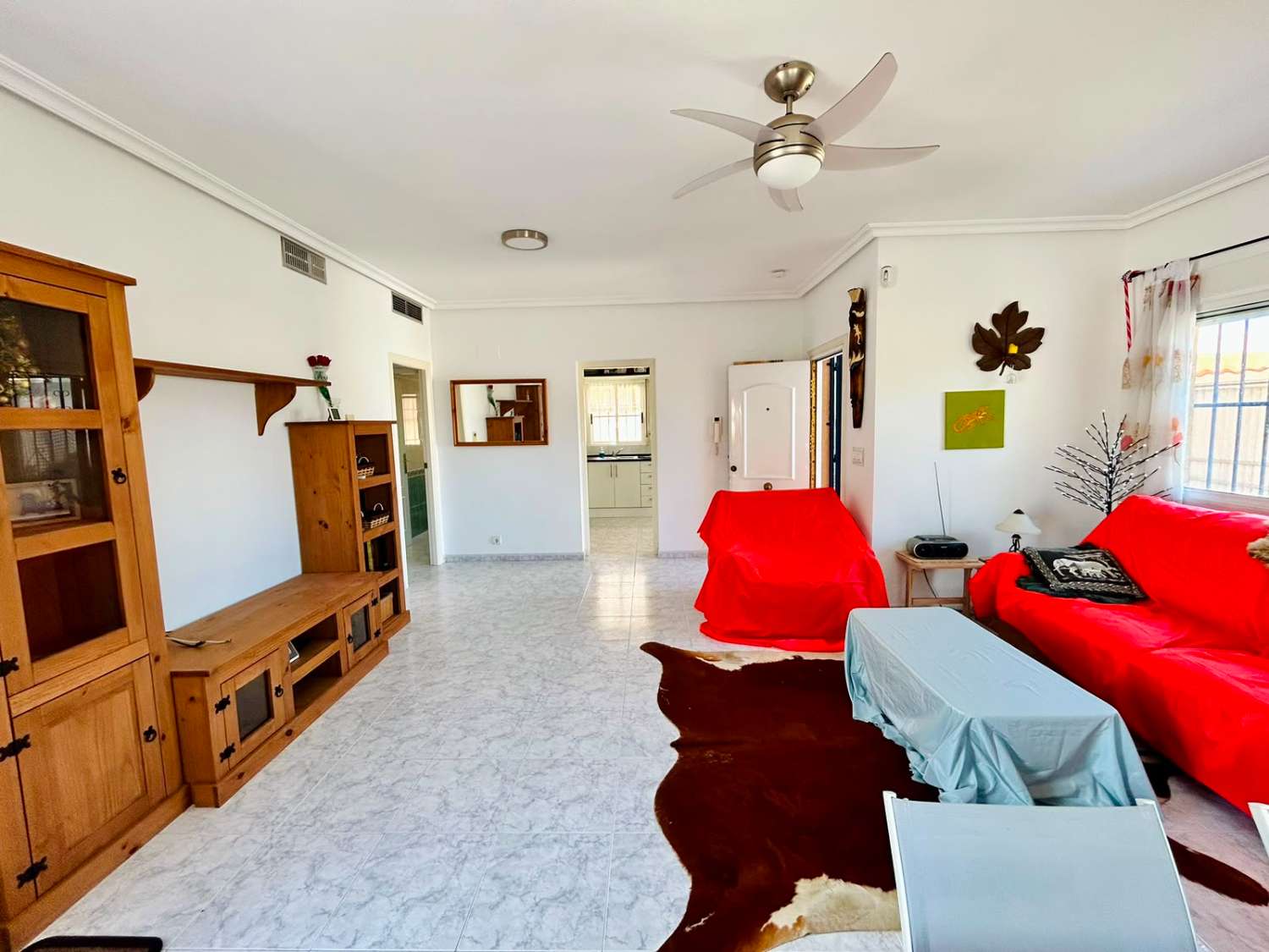 VILLA CON AMPLIO JARDÍN PRIVADO Y PISCINA COMUNITARIA EN SAN LUIS, TORREVIEJA