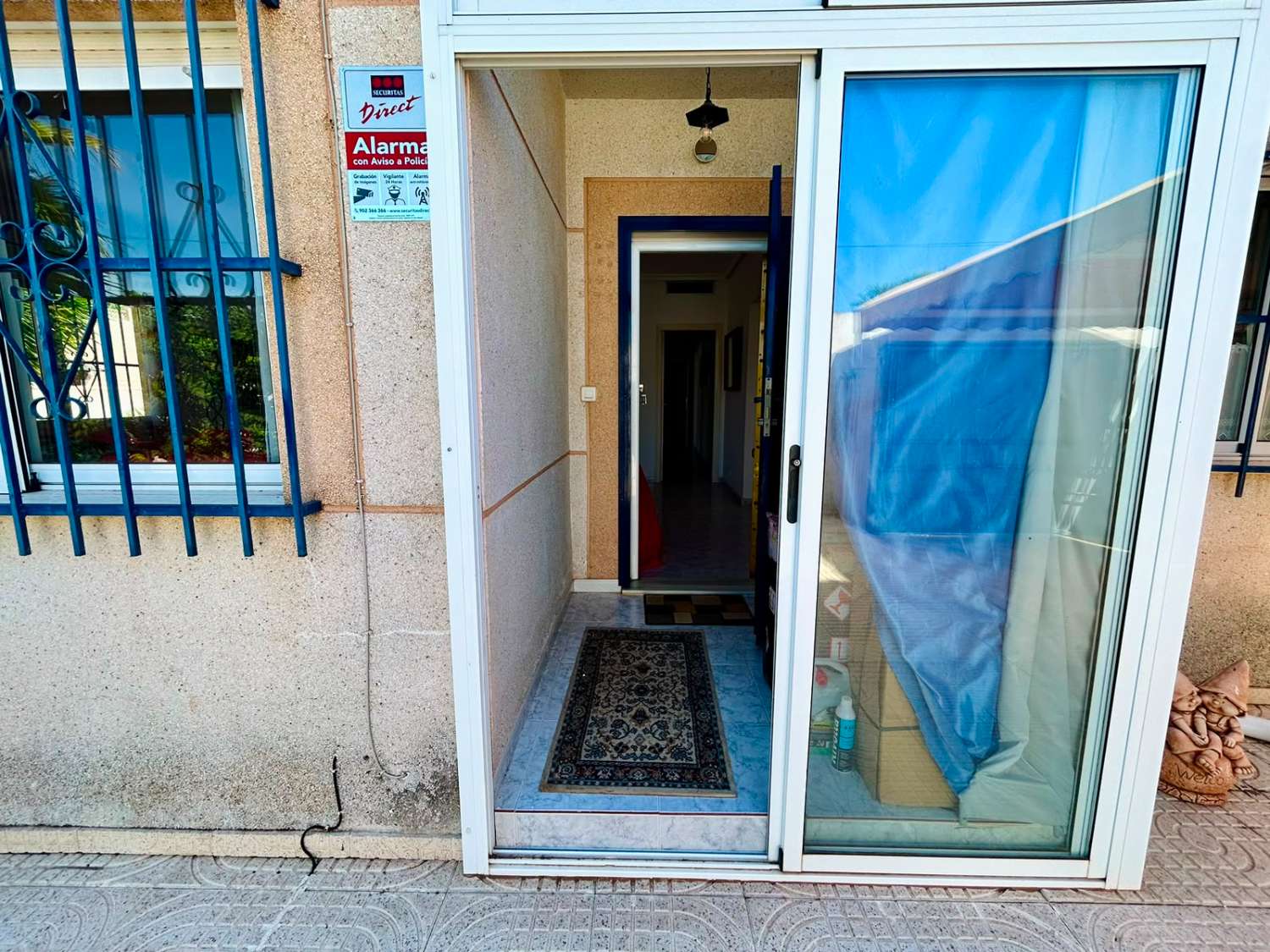 VILLA CON AMPLIO JARDÍN PRIVADO Y PISCINA COMUNITARIA EN SAN LUIS, TORREVIEJA