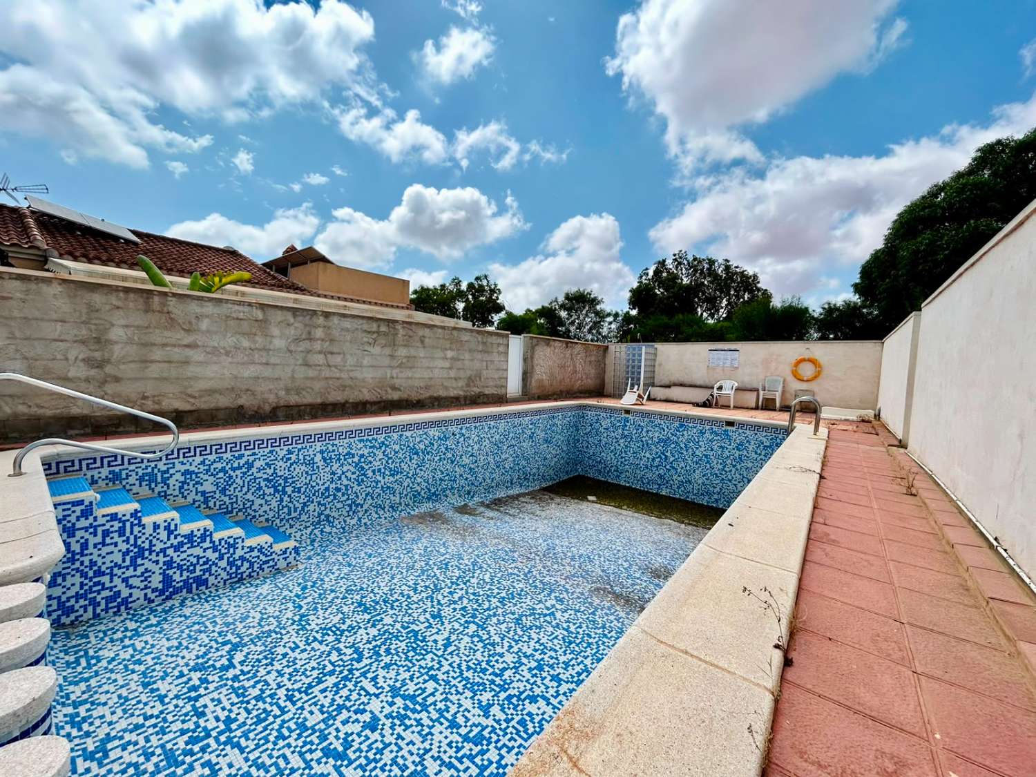 VILLA CON AMPLIO JARDÍN PRIVADO Y PISCINA COMUNITARIA EN SAN LUIS, TORREVIEJA