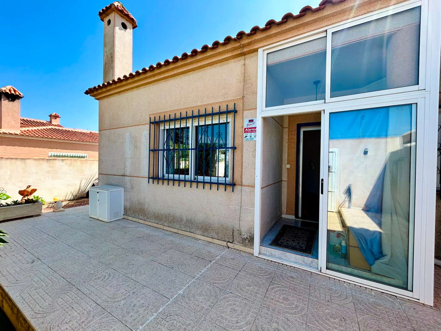 VILLA CON AMPLIO JARDÍN PRIVADO Y PISCINA COMUNITARIA EN SAN LUIS, TORREVIEJA