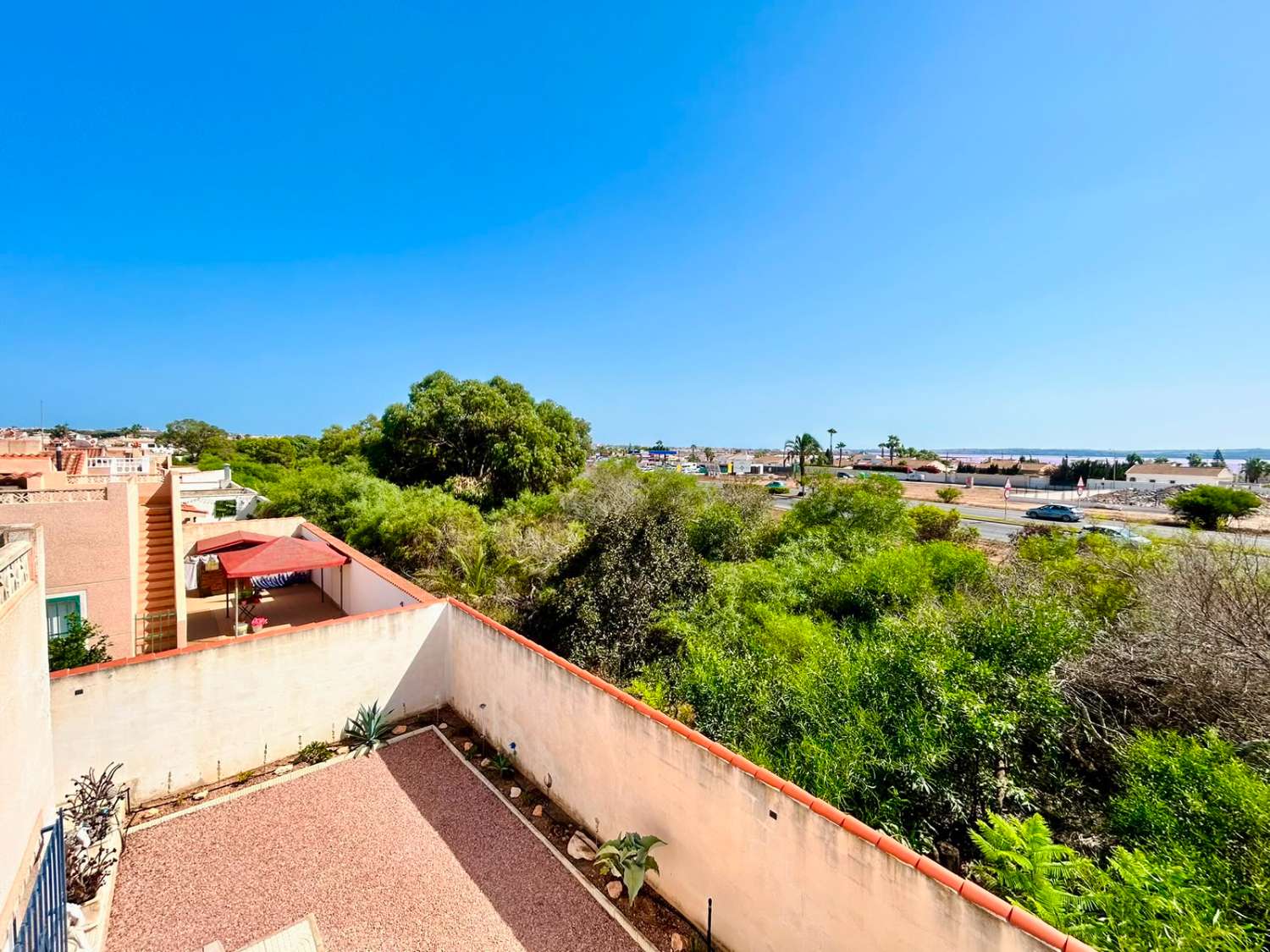 VILLA CON AMPLIO JARDÍN PRIVADO Y PISCINA COMUNITARIA EN SAN LUIS, TORREVIEJA