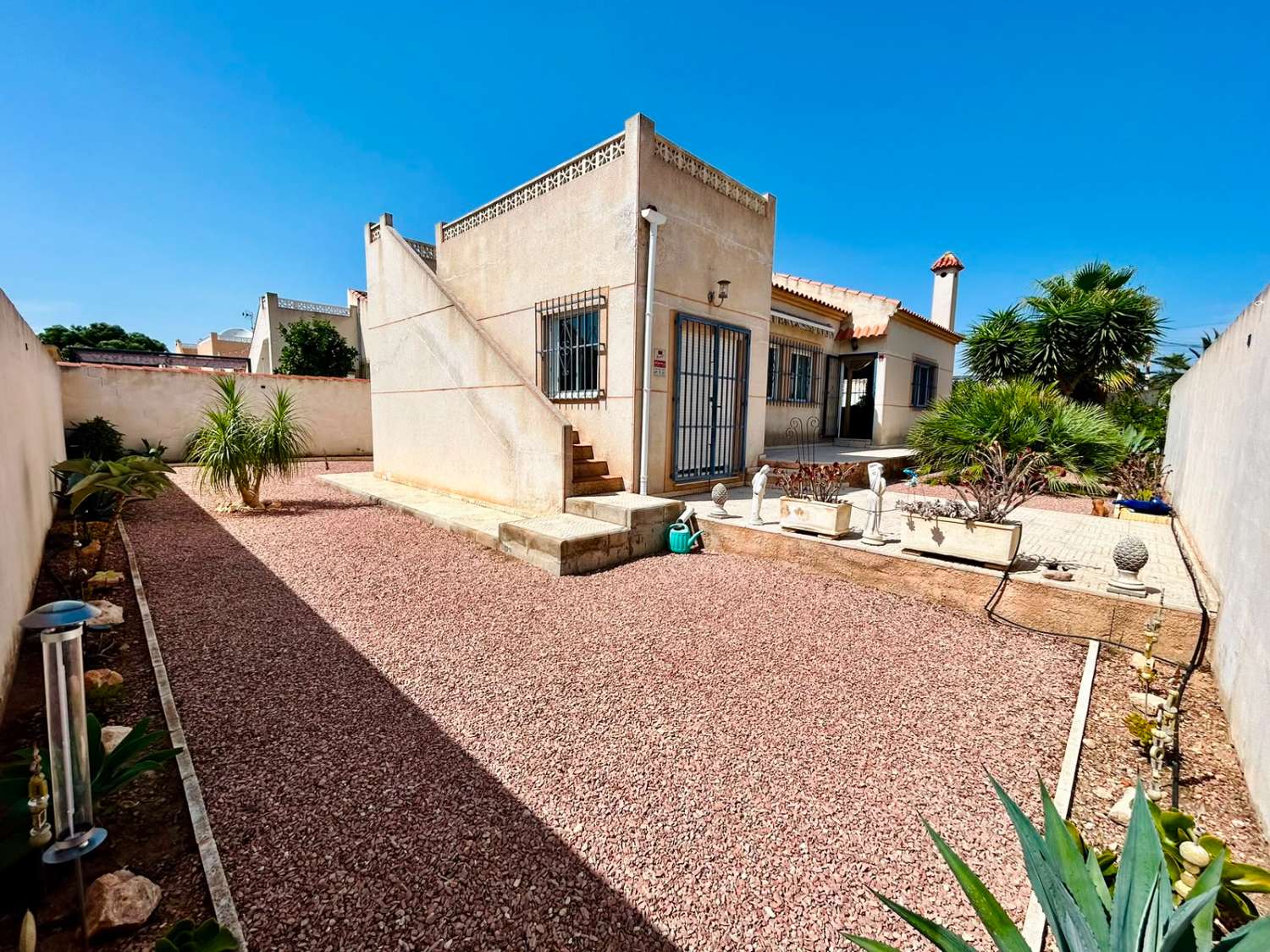 VILLA CON AMPLIO JARDÍN PRIVADO Y PISCINA COMUNITARIA EN SAN LUIS, TORREVIEJA