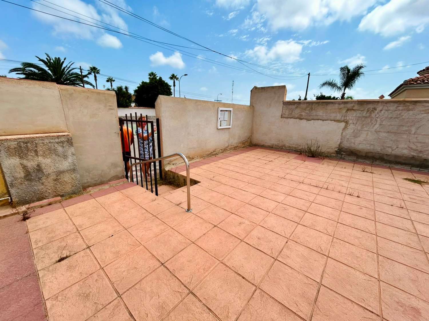 VILLA CON AMPLIO JARDÍN PRIVADO Y PISCINA COMUNITARIA EN SAN LUIS, TORREVIEJA