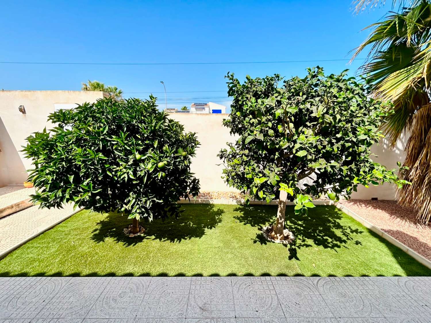 VILLA CON AMPLIO JARDÍN PRIVADO Y PISCINA COMUNITARIA EN SAN LUIS, TORREVIEJA