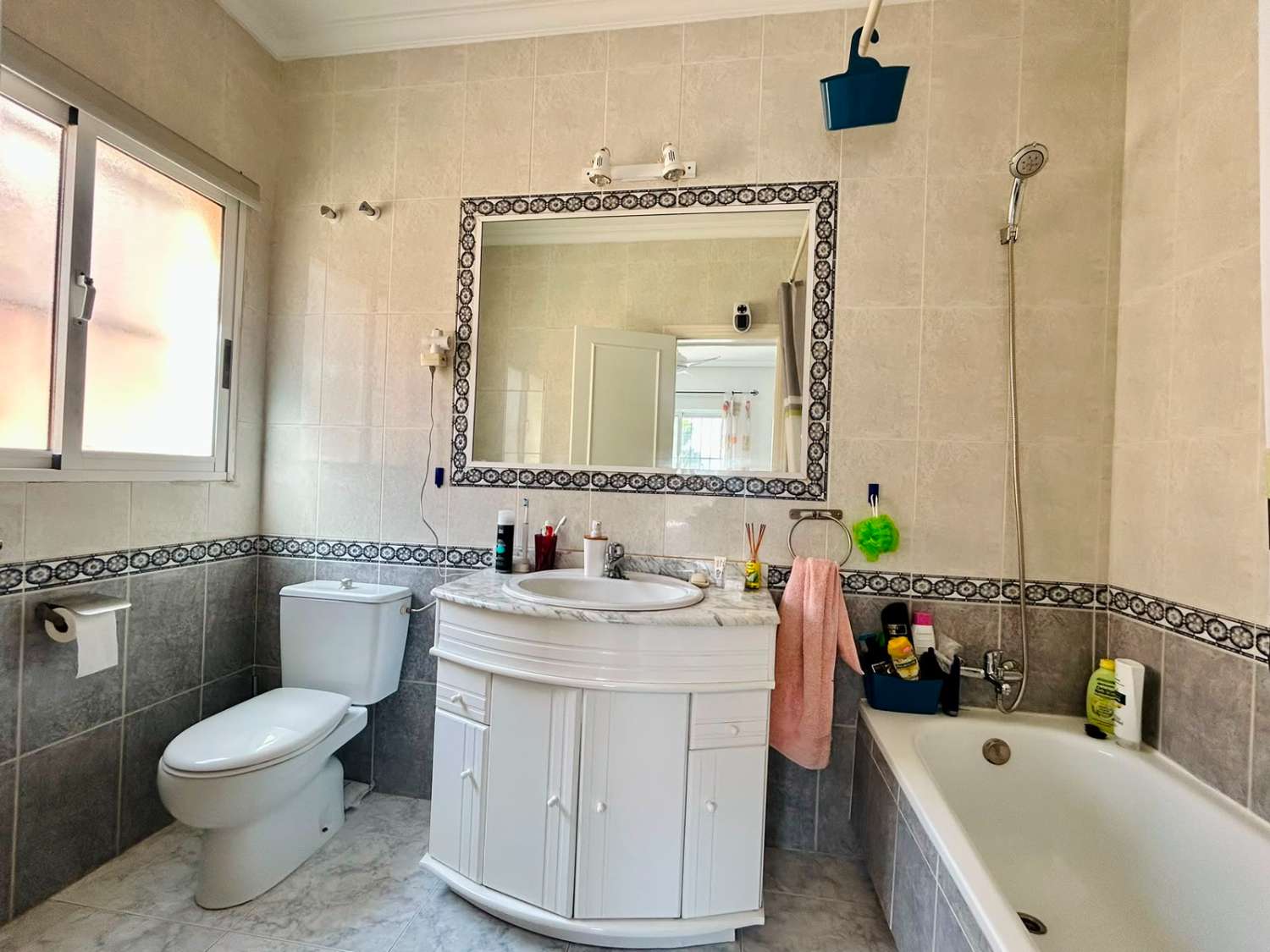 VILLA CON AMPLIO JARDÍN PRIVADO Y PISCINA COMUNITARIA EN SAN LUIS, TORREVIEJA