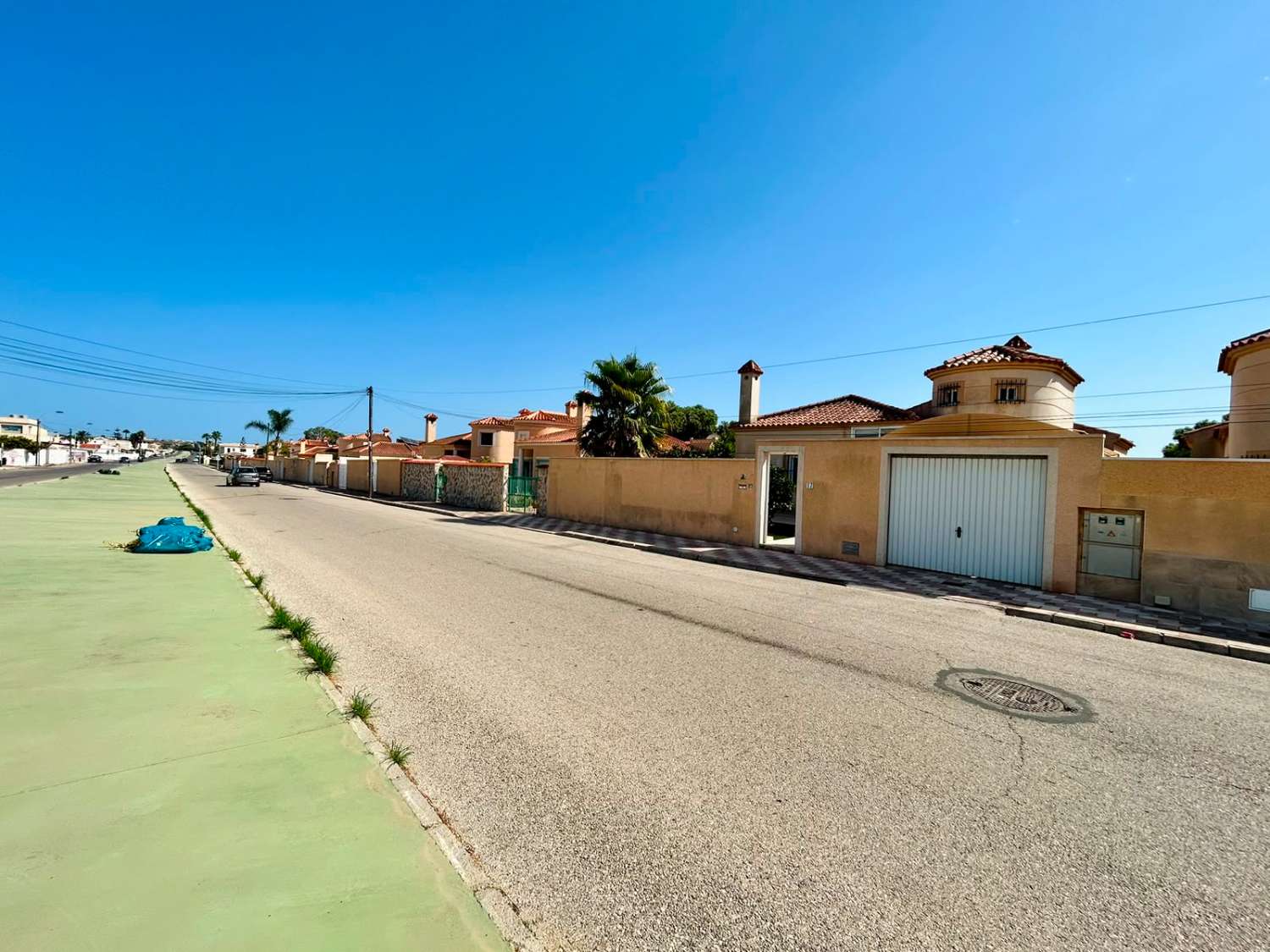 VILLA CON AMPLIO JARDÍN PRIVADO Y PISCINA COMUNITARIA EN SAN LUIS, TORREVIEJA