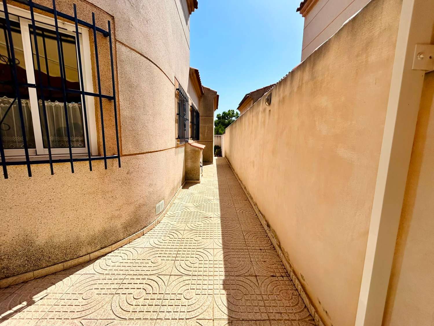VILLA CON AMPLIO JARDÍN PRIVADO Y PISCINA COMUNITARIA EN SAN LUIS, TORREVIEJA