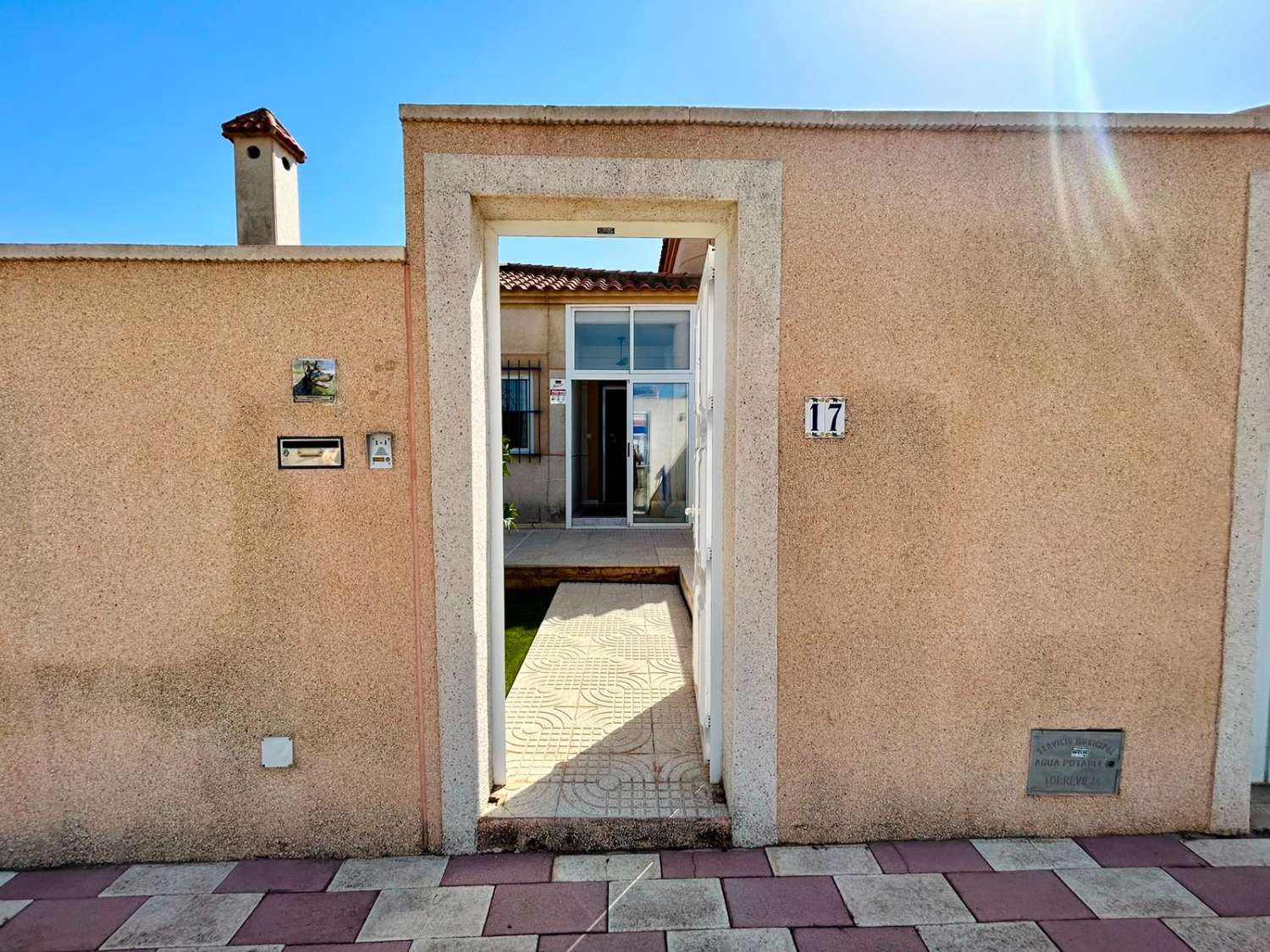 VILLA CON AMPLIO JARDÍN PRIVADO Y PISCINA COMUNITARIA EN SAN LUIS, TORREVIEJA