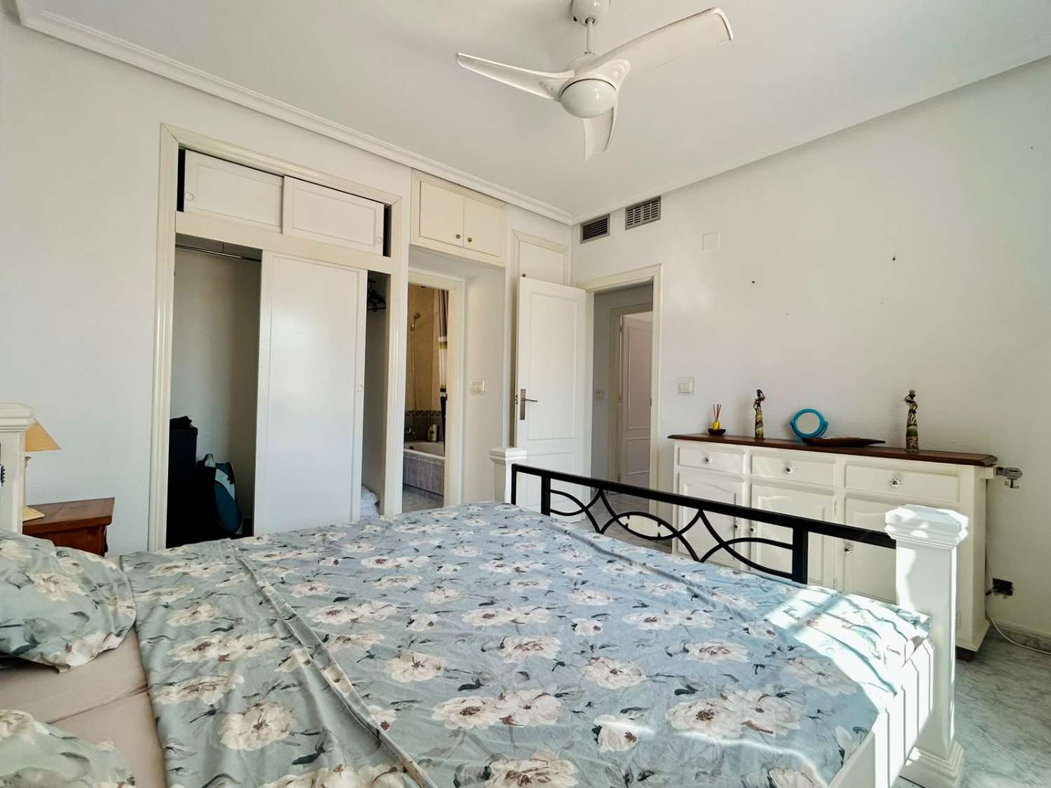 VILLA CON AMPLIO JARDÍN PRIVADO Y PISCINA COMUNITARIA EN SAN LUIS, TORREVIEJA