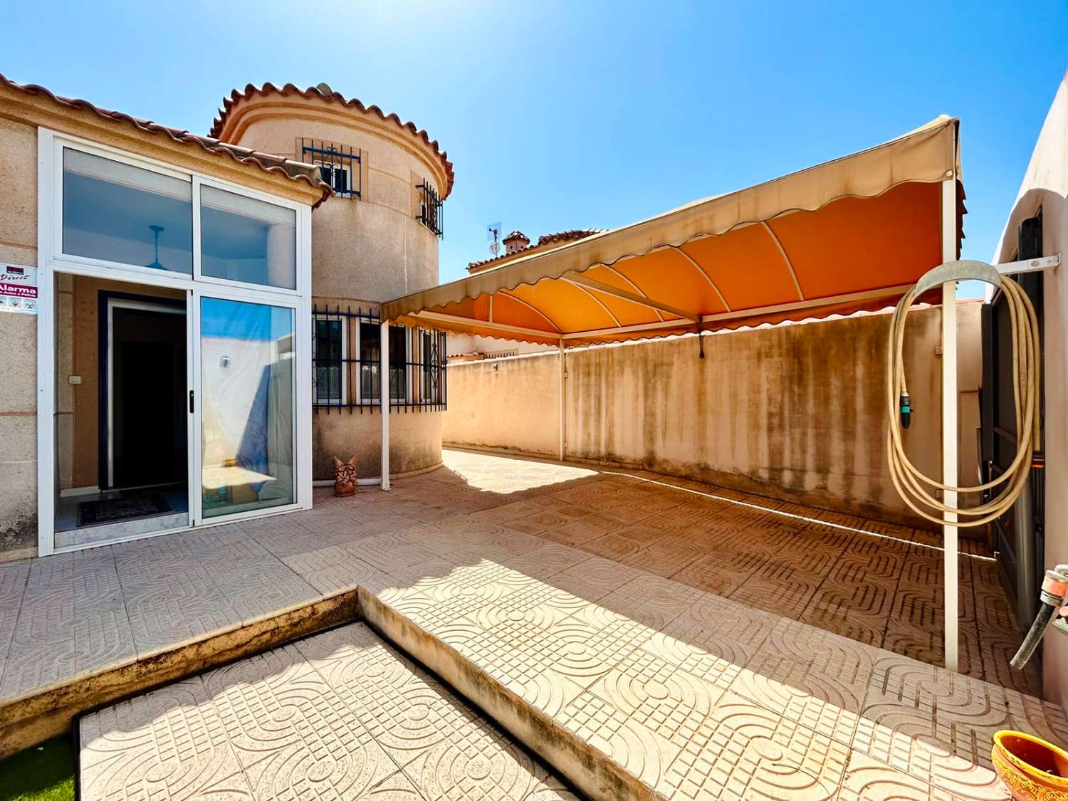VILLA CON AMPLIO JARDÍN PRIVADO Y PISCINA COMUNITARIA EN SAN LUIS, TORREVIEJA