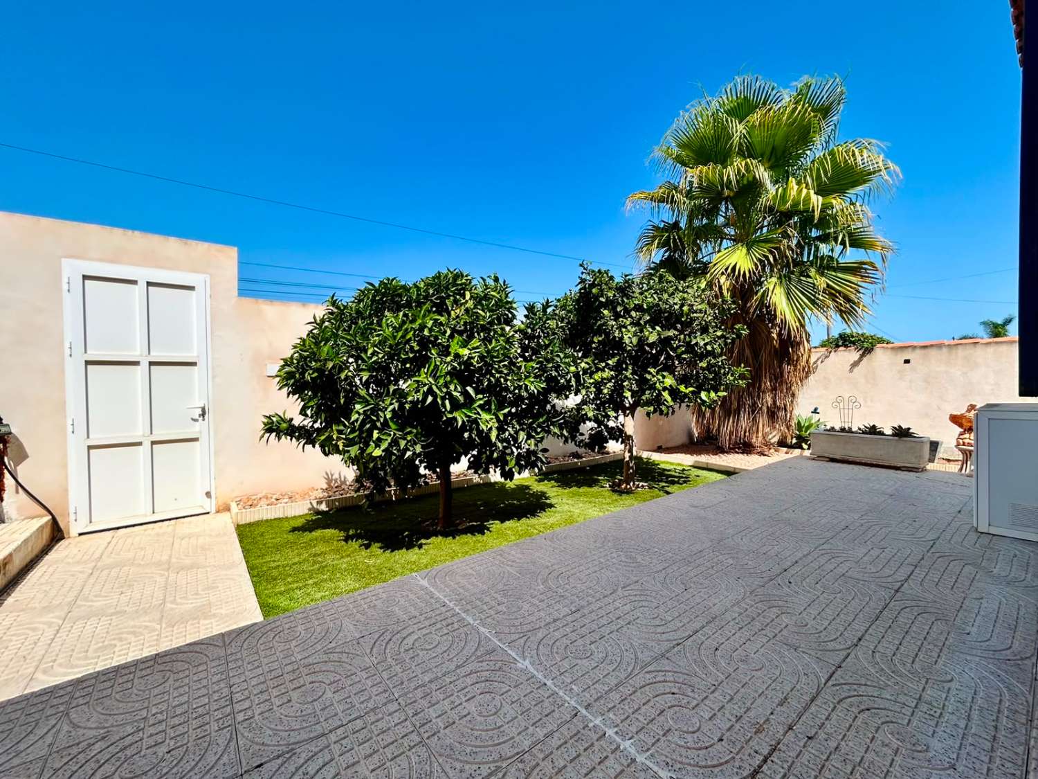 VILLA CON AMPLIO JARDÍN PRIVADO Y PISCINA COMUNITARIA EN SAN LUIS, TORREVIEJA