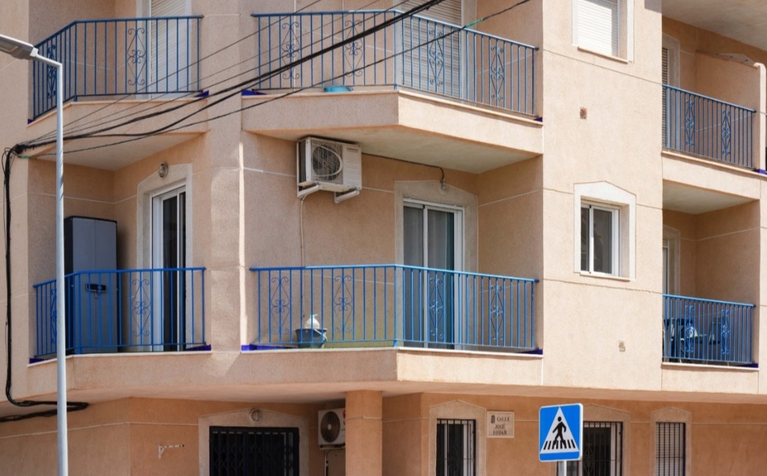 PISO DE 3 DORMITORIOS A PASOS DE LA PLAYA DE LOS NÁUFRAGOS CON PISCINA Y TERRAZA