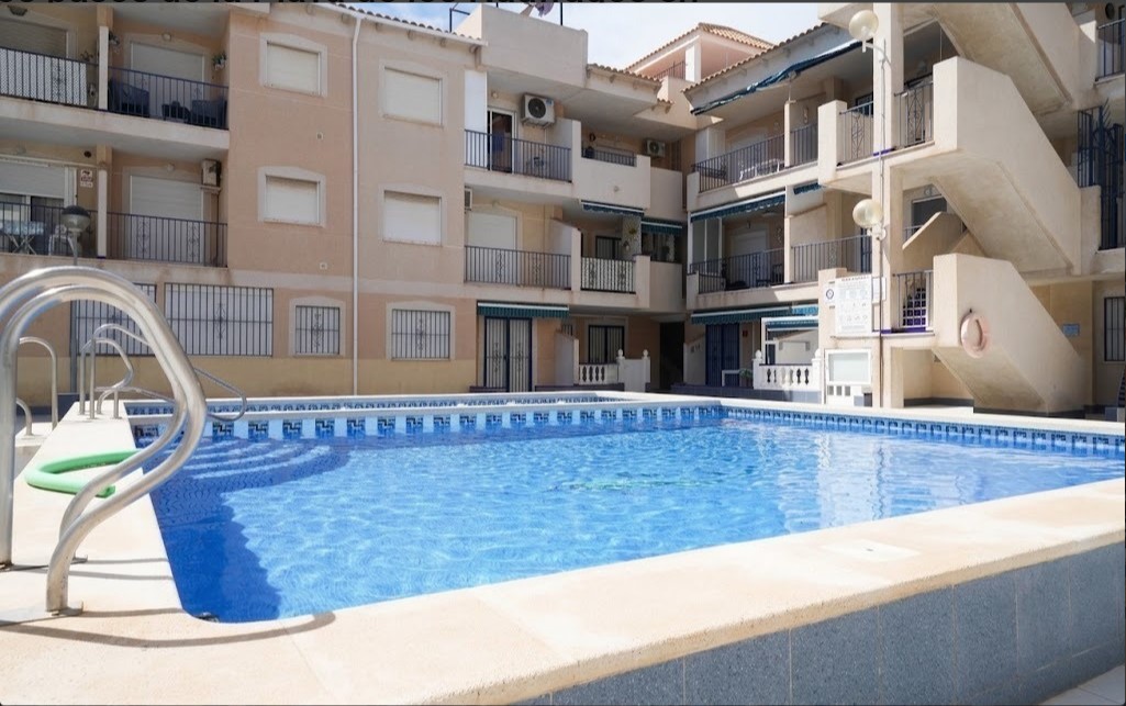 PISO DE 3 DORMITORIOS A PASOS DE LA PLAYA DE LOS NÁUFRAGOS CON PISCINA Y TERRAZA