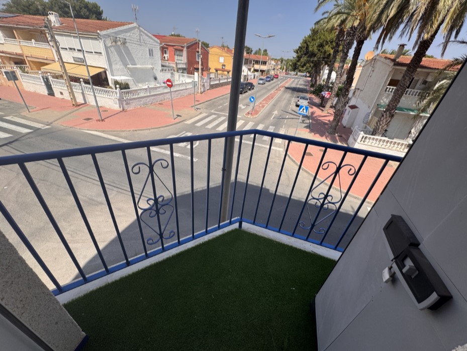 PISO DE 3 DORMITORIOS A PASOS DE LA PLAYA DE LOS NÁUFRAGOS CON PISCINA Y TERRAZA