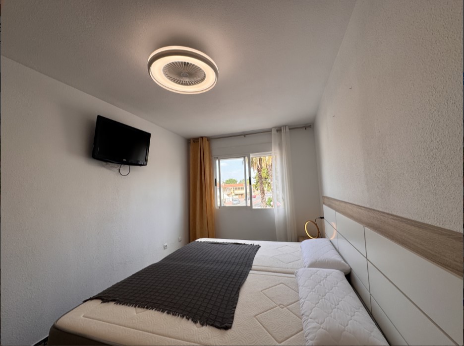 PISO DE 3 DORMITORIOS A PASOS DE LA PLAYA DE LOS NÁUFRAGOS CON PISCINA Y TERRAZA
