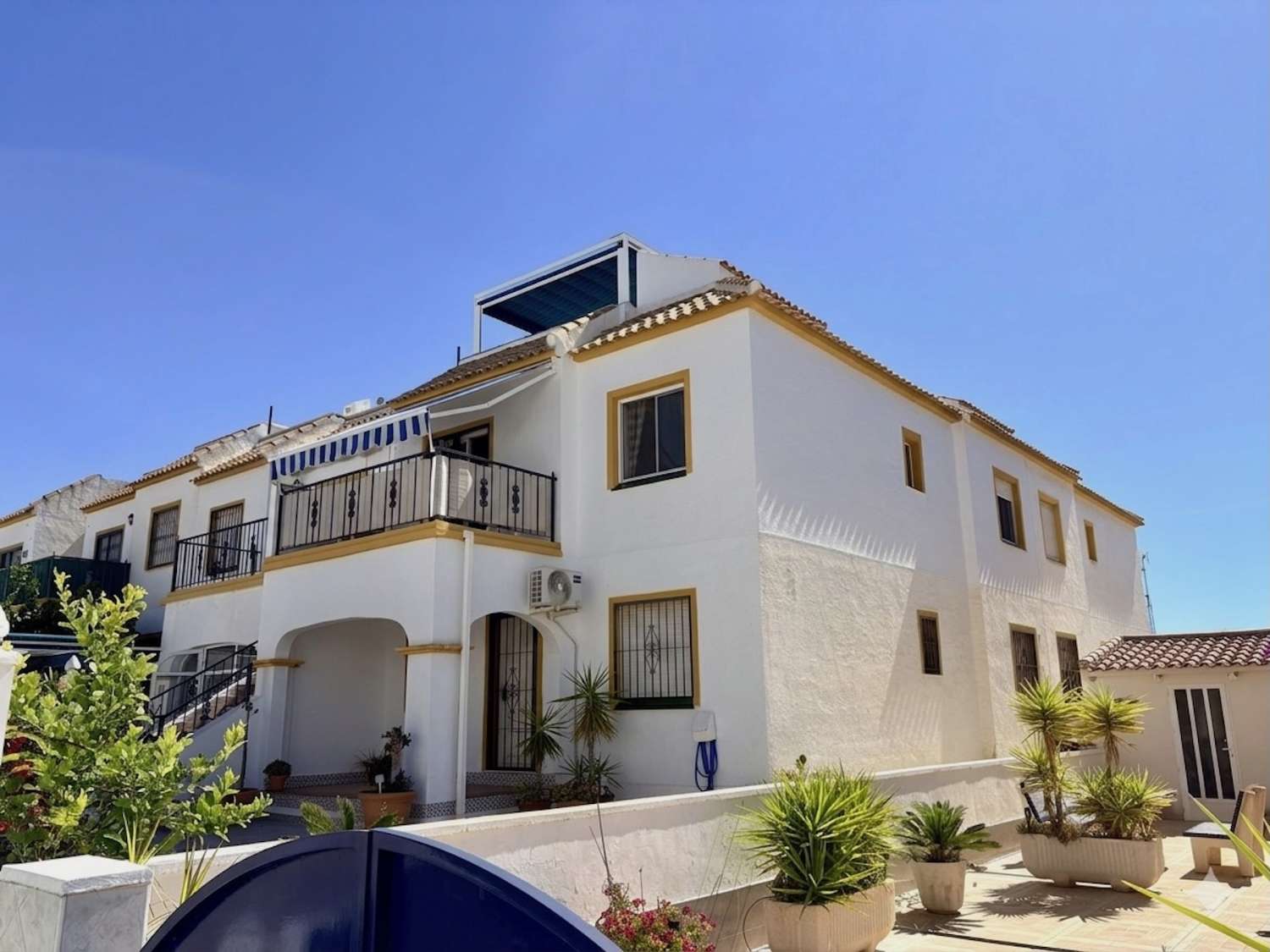 ÁTICO DE 3 DORMITORIOS CON GRAN SOLÁRIUM PRIVADO, PISCINA Y TENIS EN LA FLORIDA, ORIHUELA COSTA