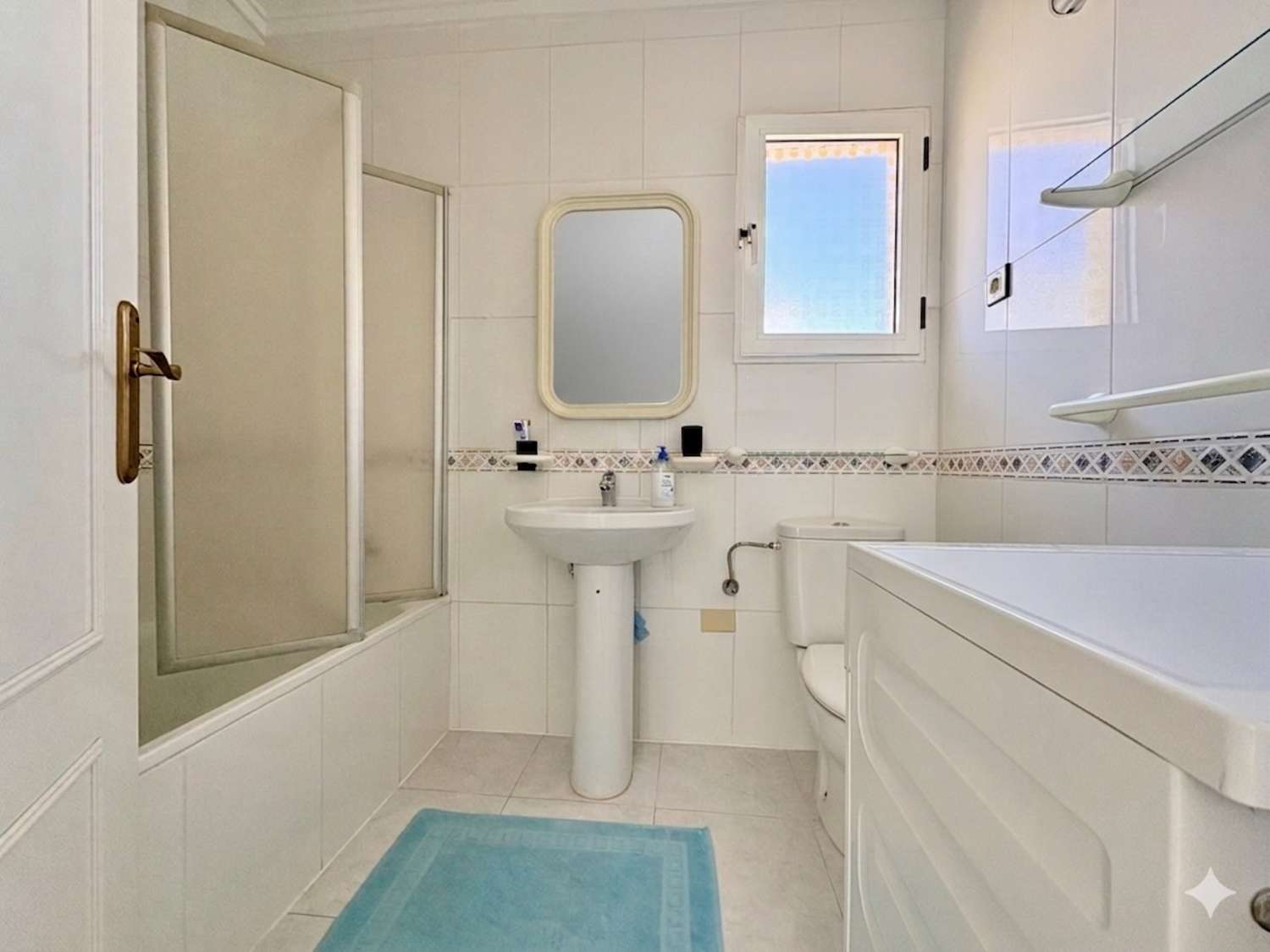 ÁTICO DE 3 DORMITORIOS CON GRAN SOLÁRIUM PRIVADO, PISCINA Y TENIS EN LA FLORIDA, ORIHUELA COSTA