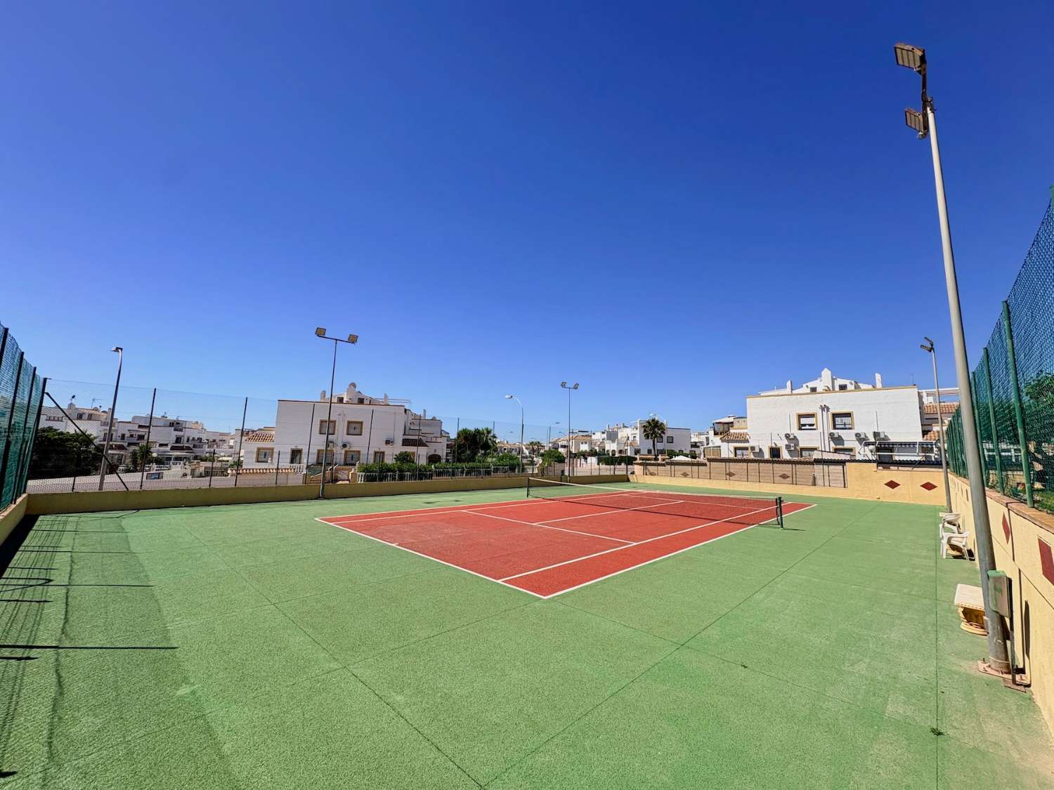 ÁTICO DE 3 DORMITORIOS CON GRAN SOLÁRIUM PRIVADO, PISCINA Y TENIS EN LA FLORIDA, ORIHUELA COSTA