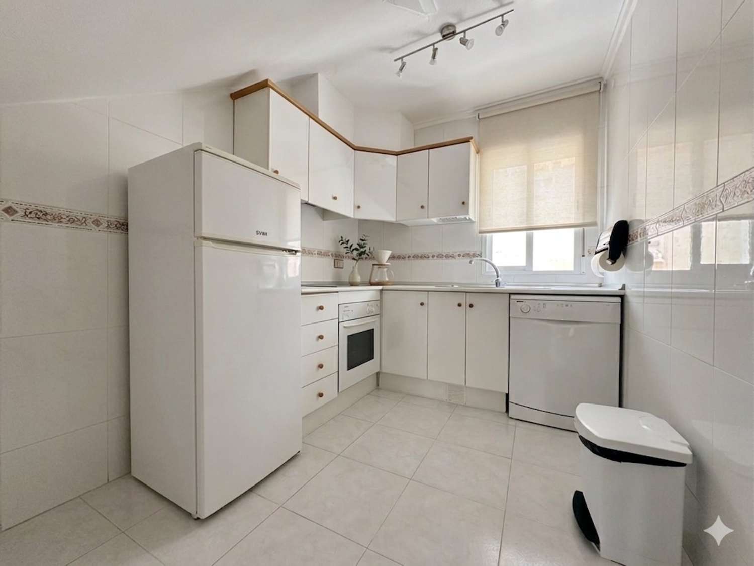 ÁTICO DE 3 DORMITORIOS CON GRAN SOLÁRIUM PRIVADO, PISCINA Y TENIS EN LA FLORIDA, ORIHUELA COSTA