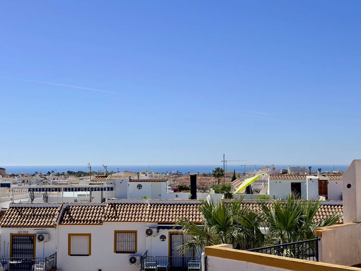ÁTICO DE 3 DORMITORIOS CON GRAN SOLÁRIUM PRIVADO, PISCINA Y TENIS EN LA FLORIDA, ORIHUELA COSTA