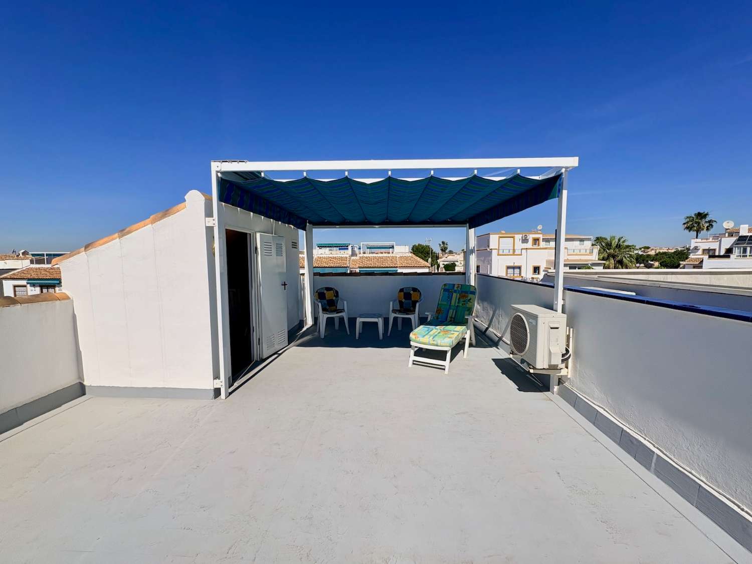 ÁTICO DE 3 DORMITORIOS CON GRAN SOLÁRIUM PRIVADO, PISCINA Y TENIS EN LA FLORIDA, ORIHUELA COSTA