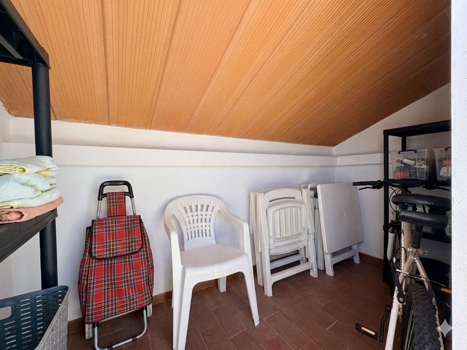 ÁTICO DE 3 DORMITORIOS CON GRAN SOLÁRIUM PRIVADO, PISCINA Y TENIS EN LA FLORIDA, ORIHUELA COSTA