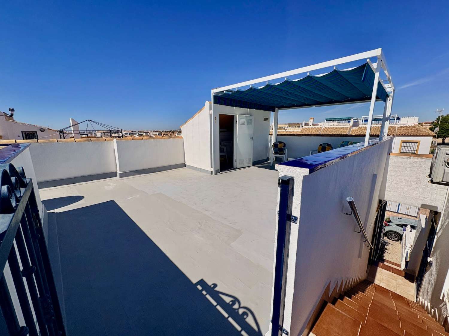 ÁTICO DE 3 DORMITORIOS CON GRAN SOLÁRIUM PRIVADO, PISCINA Y TENIS EN LA FLORIDA, ORIHUELA COSTA