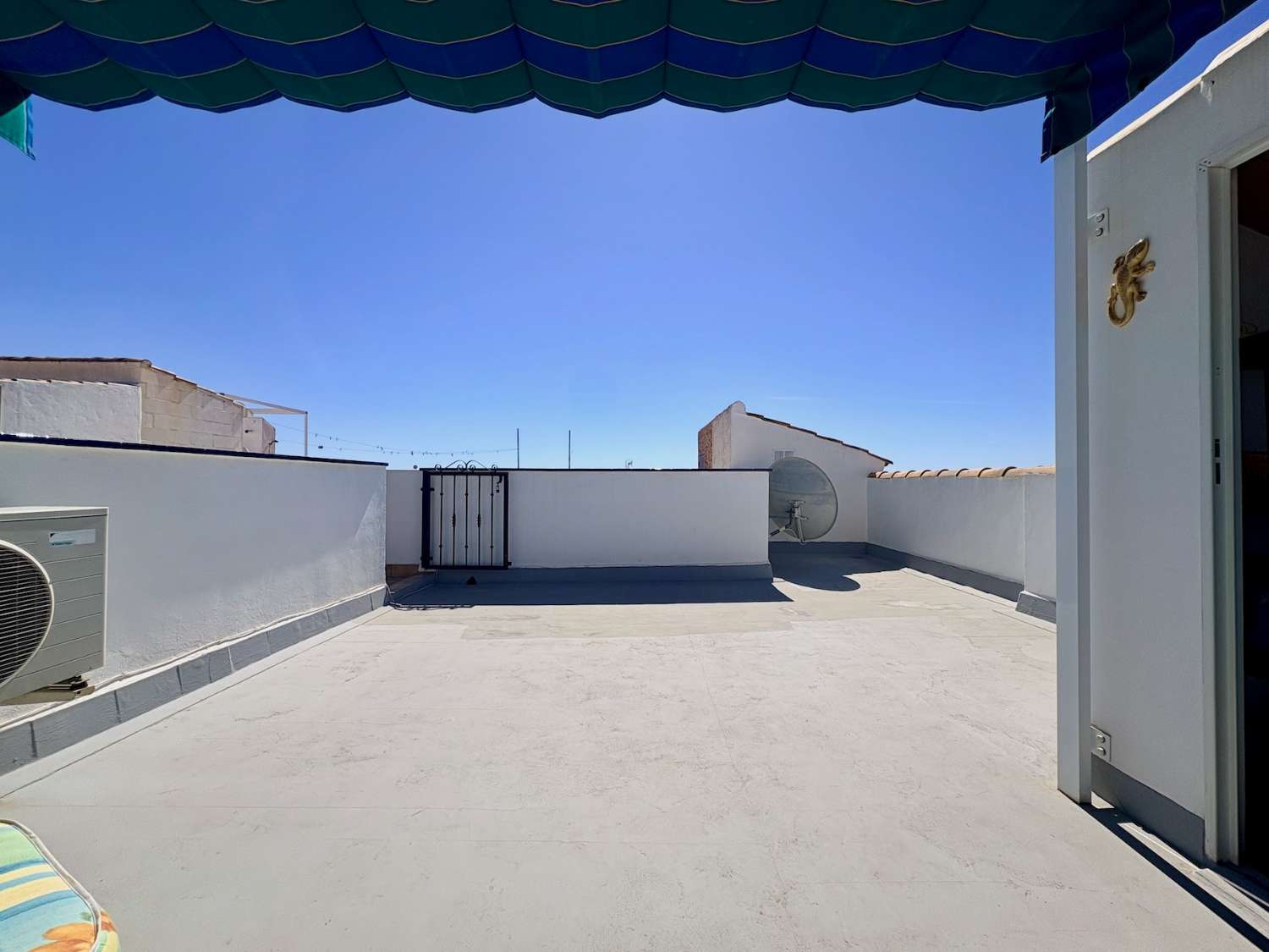 ÁTICO DE 3 DORMITORIOS CON GRAN SOLÁRIUM PRIVADO, PISCINA Y TENIS EN LA FLORIDA, ORIHUELA COSTA