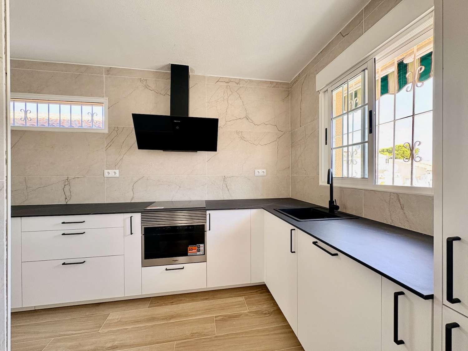 CHALET DE 4 DORMITORIOS Y 2 BAÑOS EN URBANIZACIÓN PRIVADA CON PISCINA EN LOS BALCONES