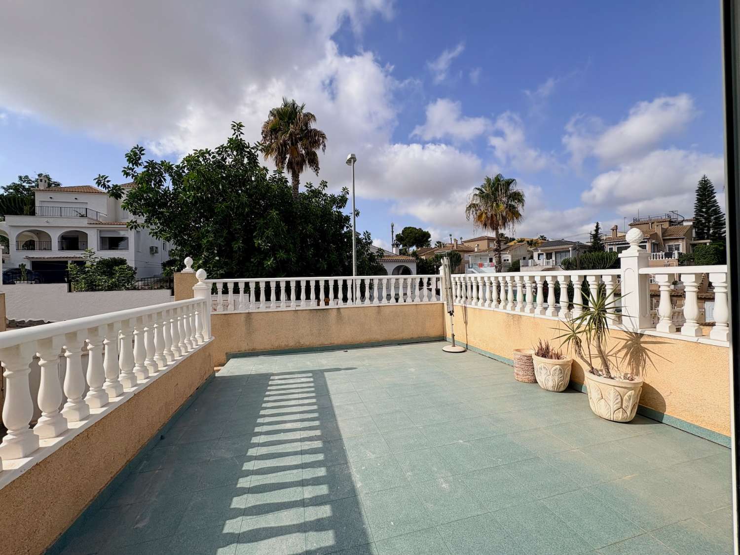 CHALET DE 4 DORMITORIOS Y 2 BAÑOS EN URBANIZACIÓN PRIVADA CON PISCINA EN LOS BALCONES