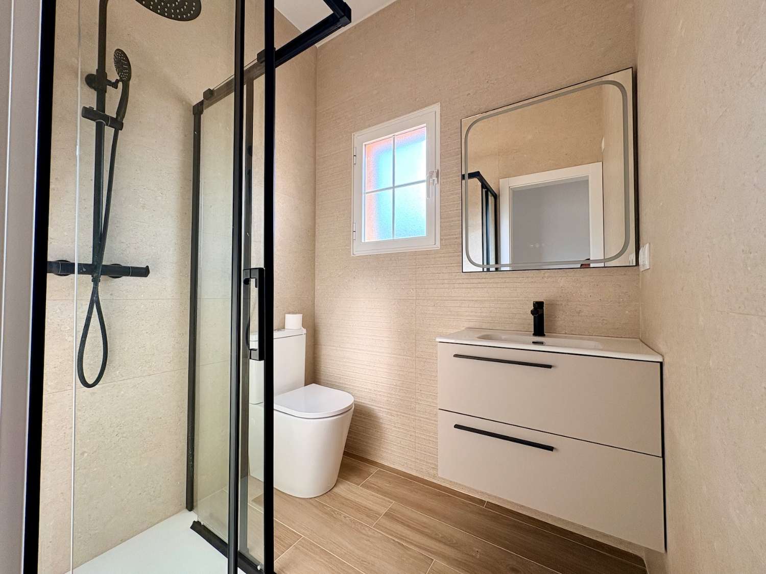 CHALET DE 4 DORMITORIOS Y 2 BAÑOS EN URBANIZACIÓN PRIVADA CON PISCINA EN LOS BALCONES
