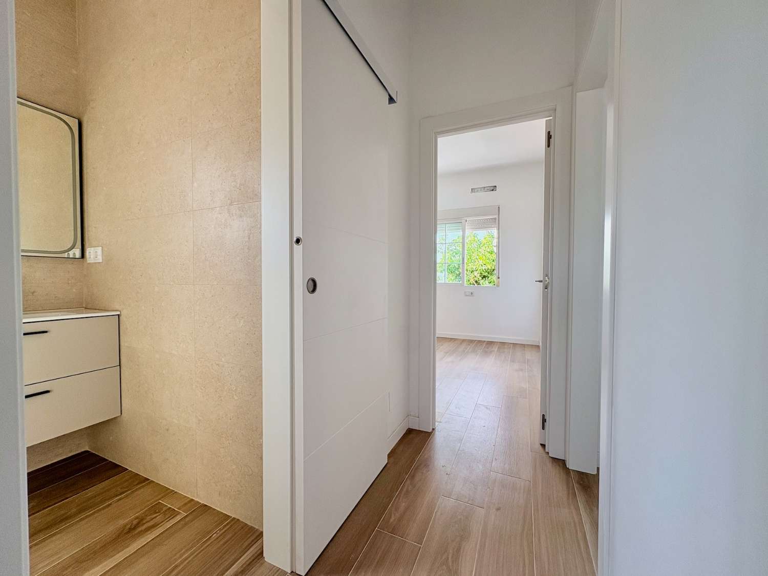 CHALET DE 4 DORMITORIOS Y 2 BAÑOS EN URBANIZACIÓN PRIVADA CON PISCINA EN LOS BALCONES