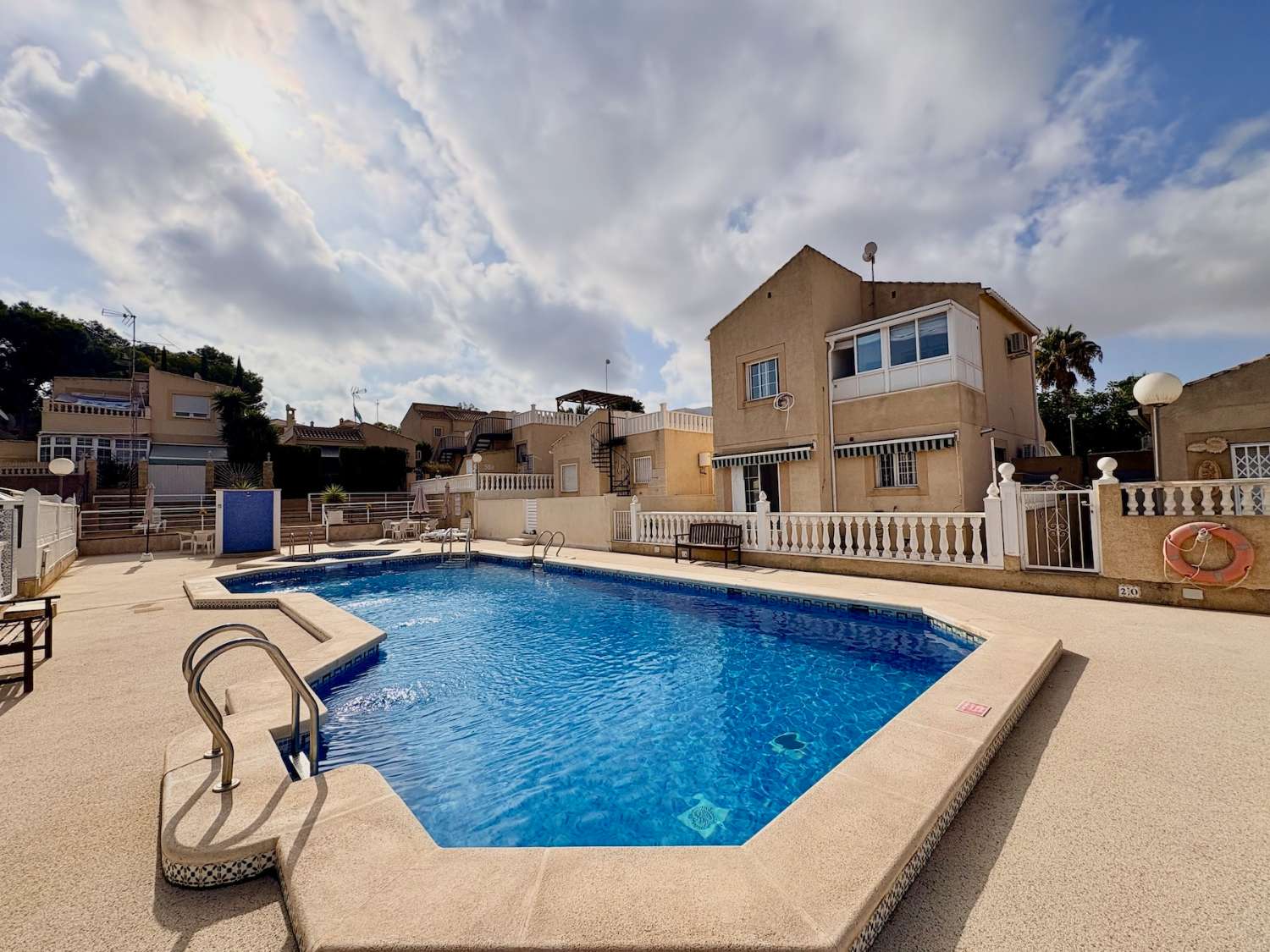 CHALET DE 4 DORMITORIOS Y 2 BAÑOS EN URBANIZACIÓN PRIVADA CON PISCINA EN LOS BALCONES
