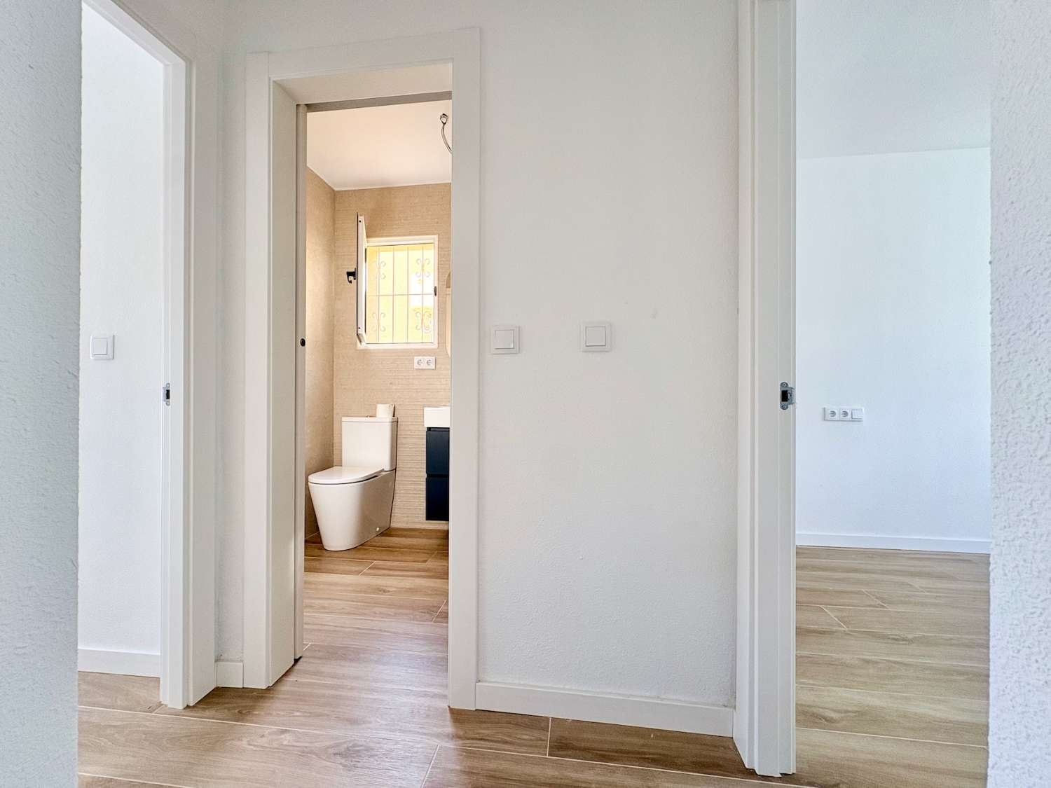 CHALET DE 4 DORMITORIOS Y 2 BAÑOS EN URBANIZACIÓN PRIVADA CON PISCINA EN LOS BALCONES