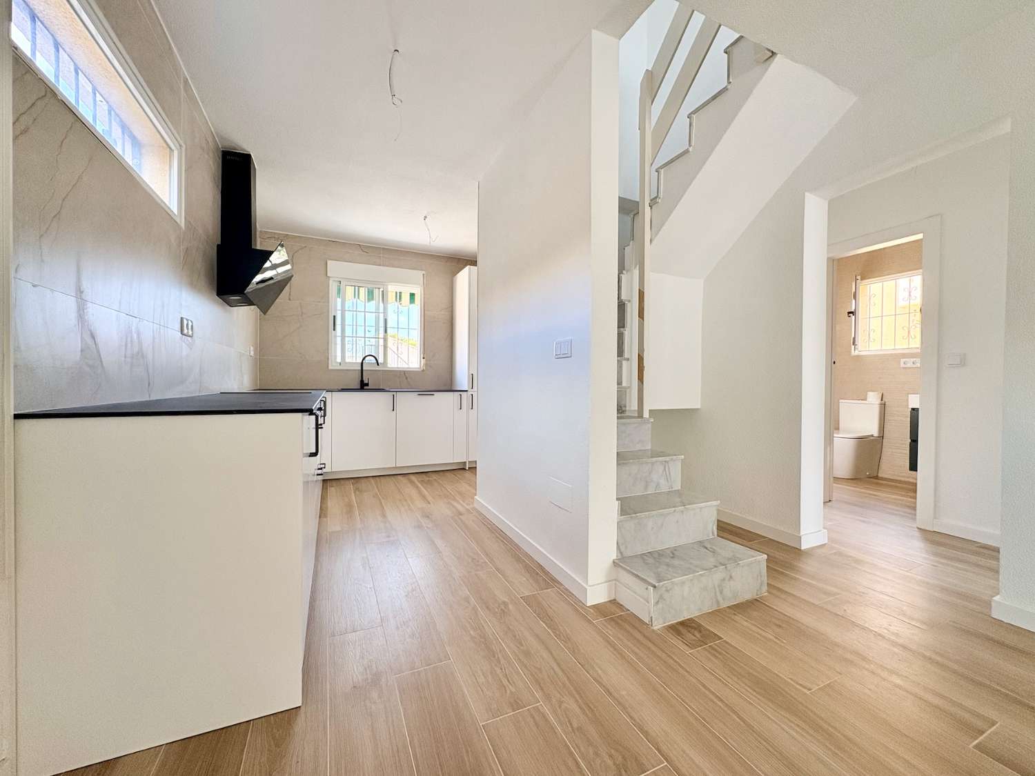 CHALET DE 4 DORMITORIOS Y 2 BAÑOS EN URBANIZACIÓN PRIVADA CON PISCINA EN LOS BALCONES