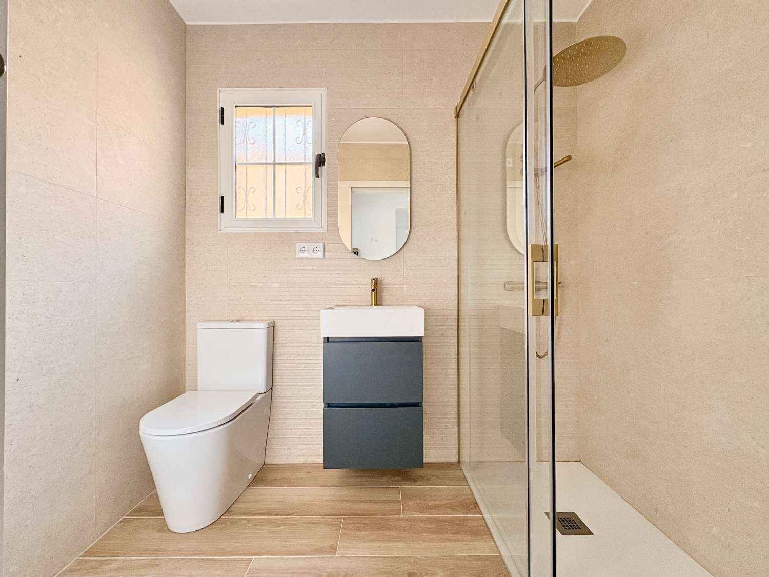 CHALET DE 4 DORMITORIOS Y 2 BAÑOS EN URBANIZACIÓN PRIVADA CON PISCINA EN LOS BALCONES