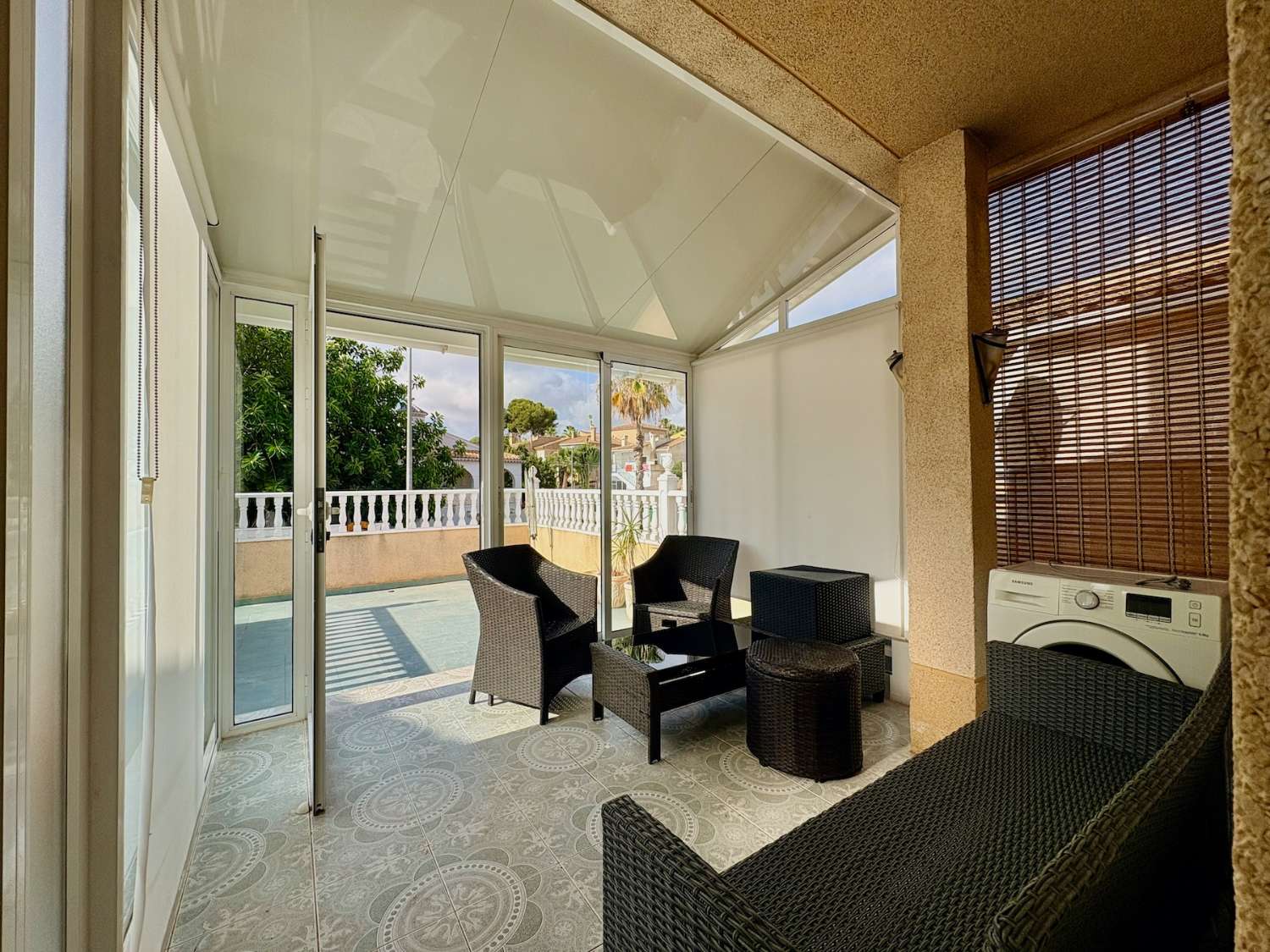 CHALET DE 4 DORMITORIOS Y 2 BAÑOS EN URBANIZACIÓN PRIVADA CON PISCINA EN LOS BALCONES