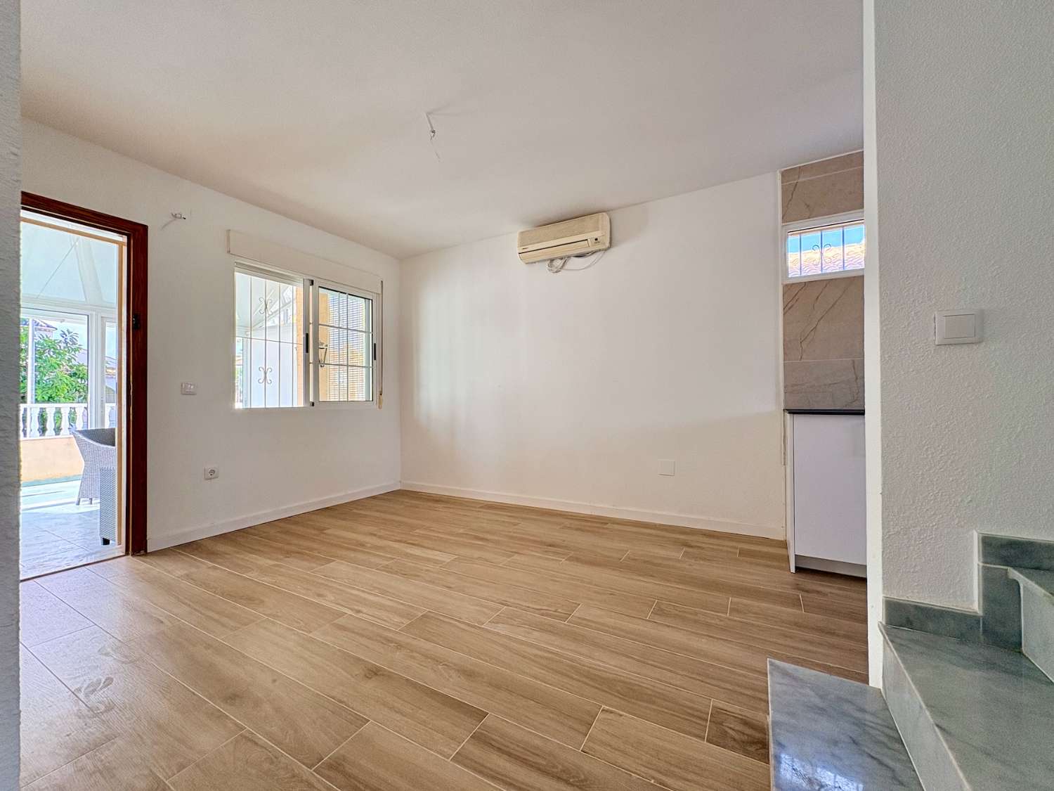 CHALET DE 4 DORMITORIOS Y 2 BAÑOS EN URBANIZACIÓN PRIVADA CON PISCINA EN LOS BALCONES