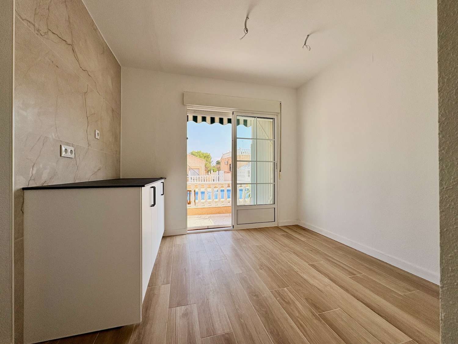 CHALET DE 4 DORMITORIOS Y 2 BAÑOS EN URBANIZACIÓN PRIVADA CON PISCINA EN LOS BALCONES