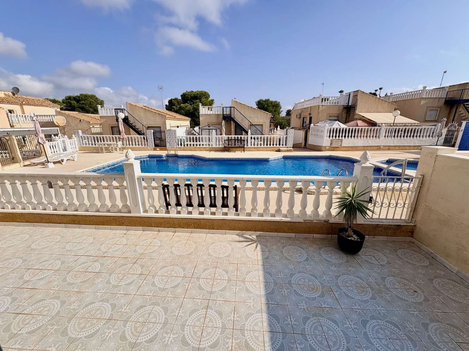 CHALET DE 4 DORMITORIOS Y 2 BAÑOS EN URBANIZACIÓN PRIVADA CON PISCINA EN LOS BALCONES