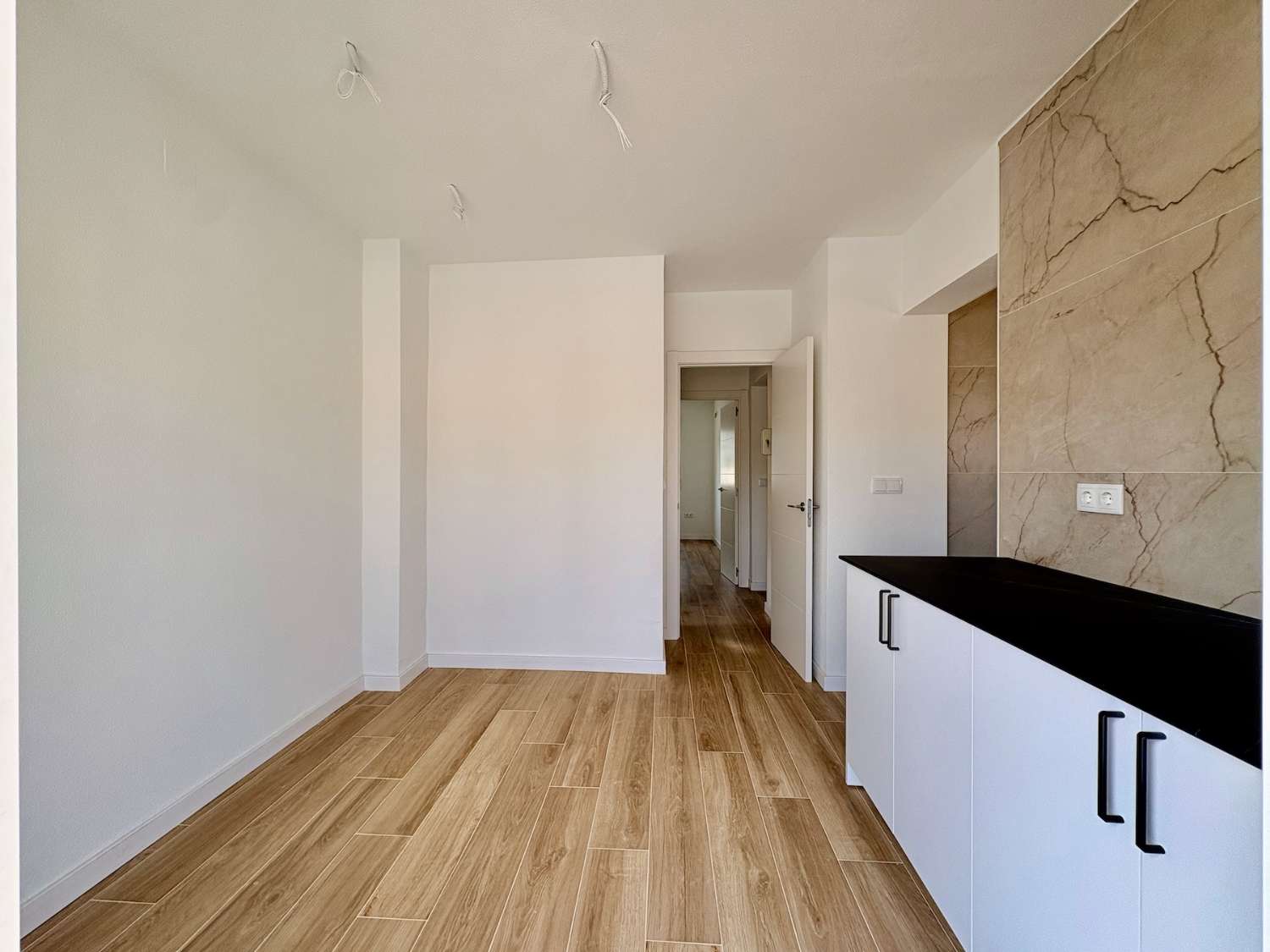 CHALET DE 4 DORMITORIOS Y 2 BAÑOS EN URBANIZACIÓN PRIVADA CON PISCINA EN LOS BALCONES