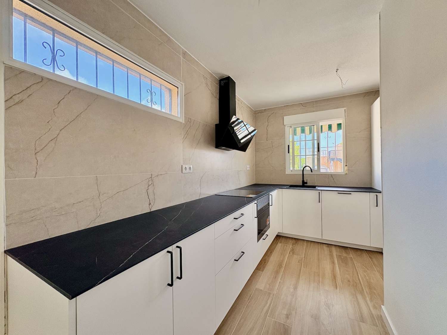 CHALET DE 4 DORMITORIOS Y 2 BAÑOS EN URBANIZACIÓN PRIVADA CON PISCINA EN LOS BALCONES