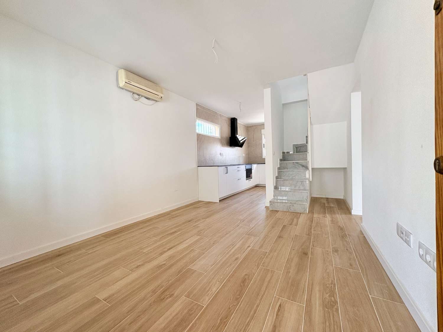 CHALET DE 4 DORMITORIOS Y 2 BAÑOS EN URBANIZACIÓN PRIVADA CON PISCINA EN LOS BALCONES