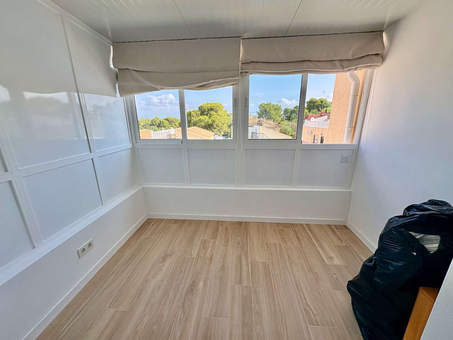 CHALET DE 4 DORMITORIOS Y 2 BAÑOS EN URBANIZACIÓN PRIVADA CON PISCINA EN LOS BALCONES